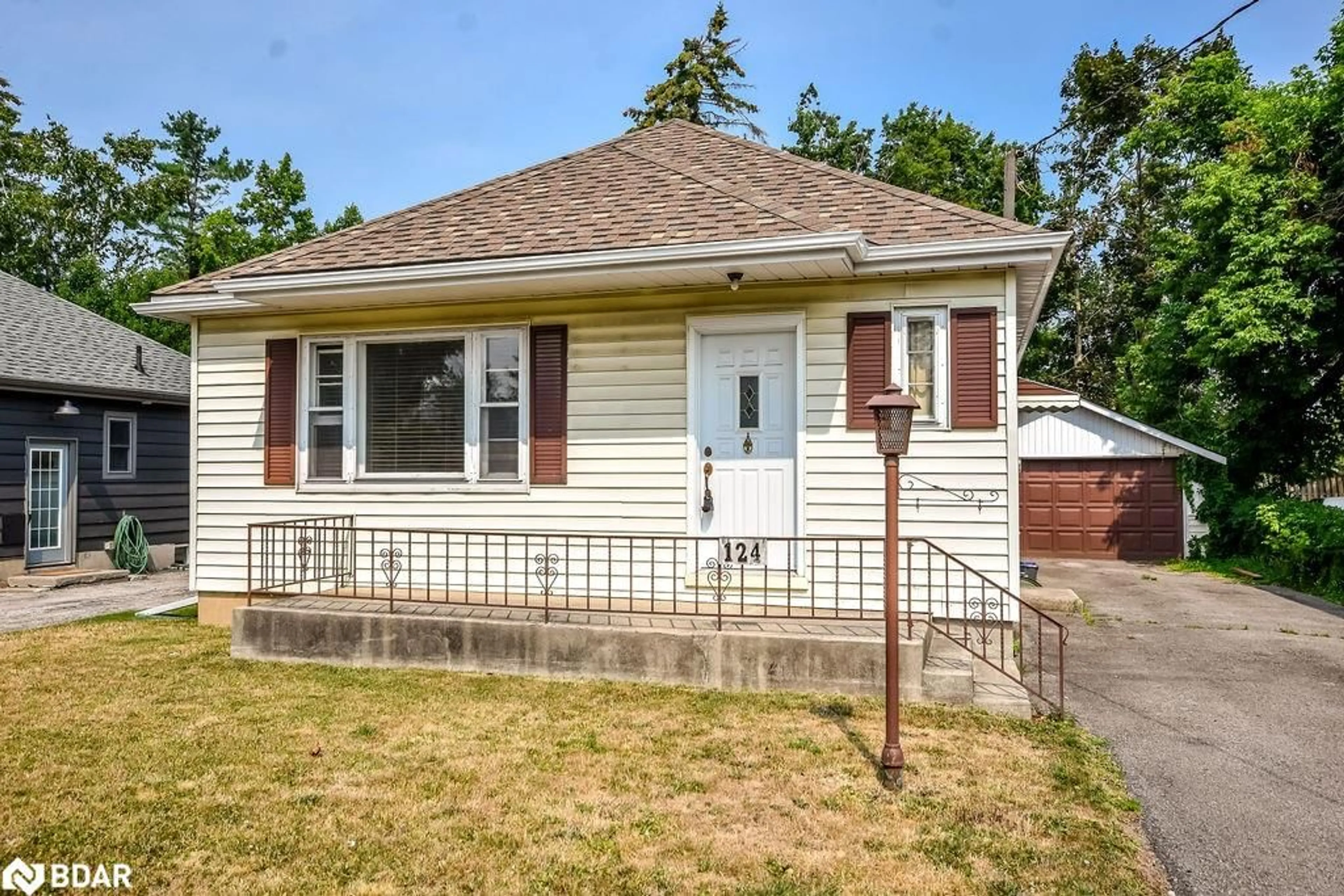 Home with vinyl exterior material, street for 124 Queen St, Barrie Ontario L4M 1Z5
