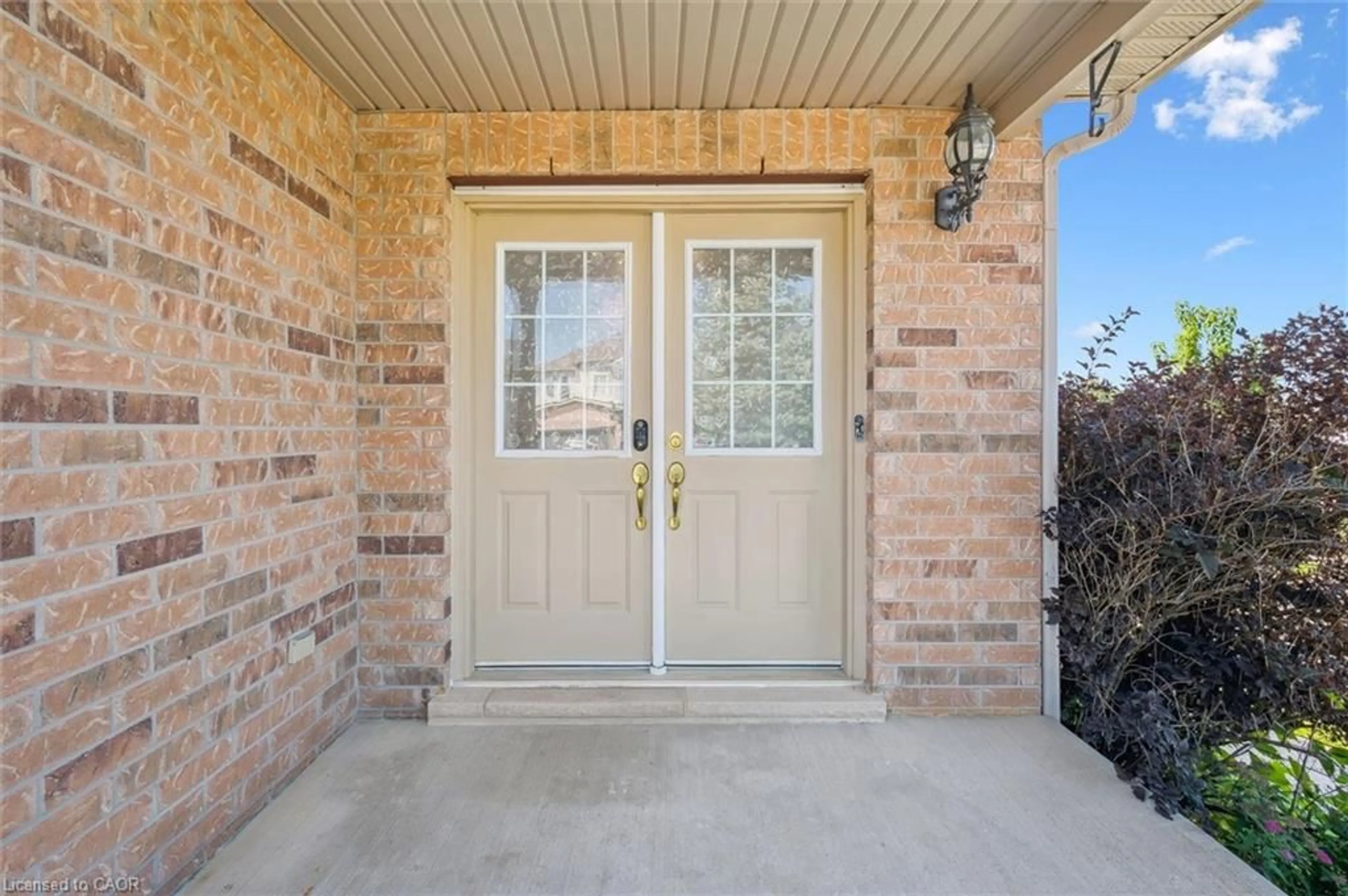 Indoor entryway for 733 Karlsfeld Rd, Waterloo Ontario N2T 2W4