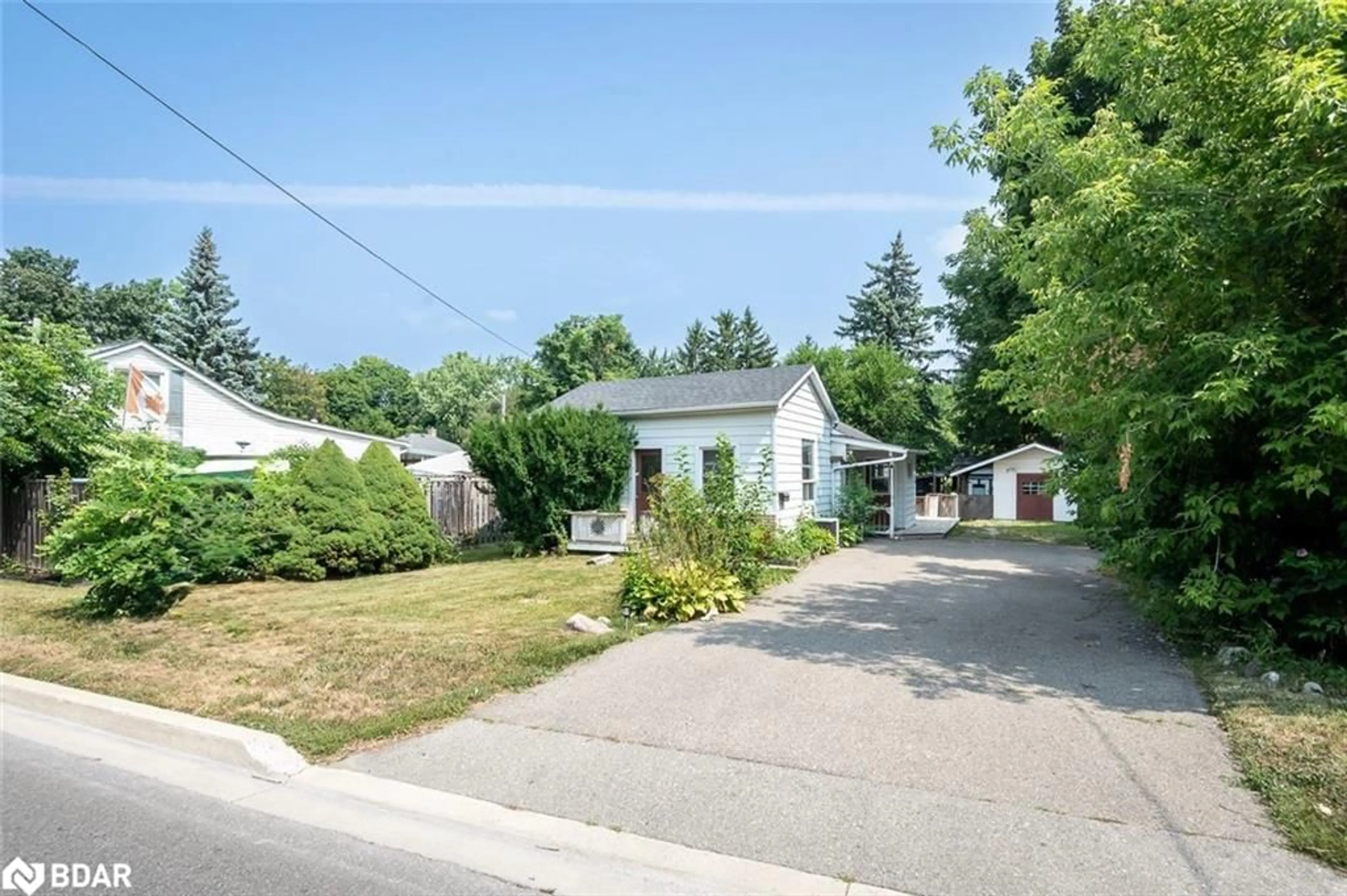 A pic from outside/outdoor area/front of a property/back of a property/a pic from drone, street for 99 Commercial St, Milton Ontario L9T 2J1
