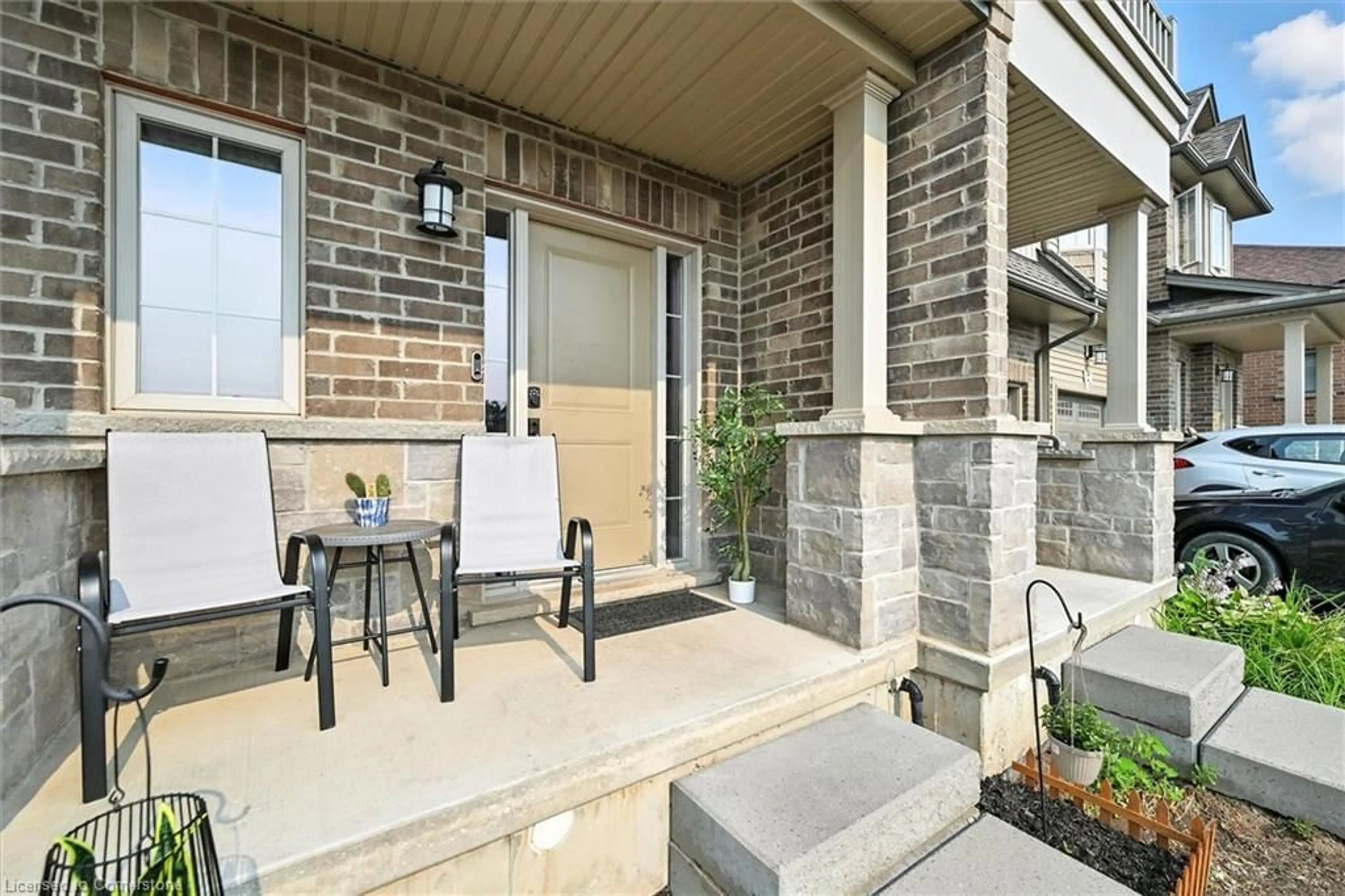 Patio, street for 17 Dennis Dr Dr, Smithville Ontario L0R 2A0