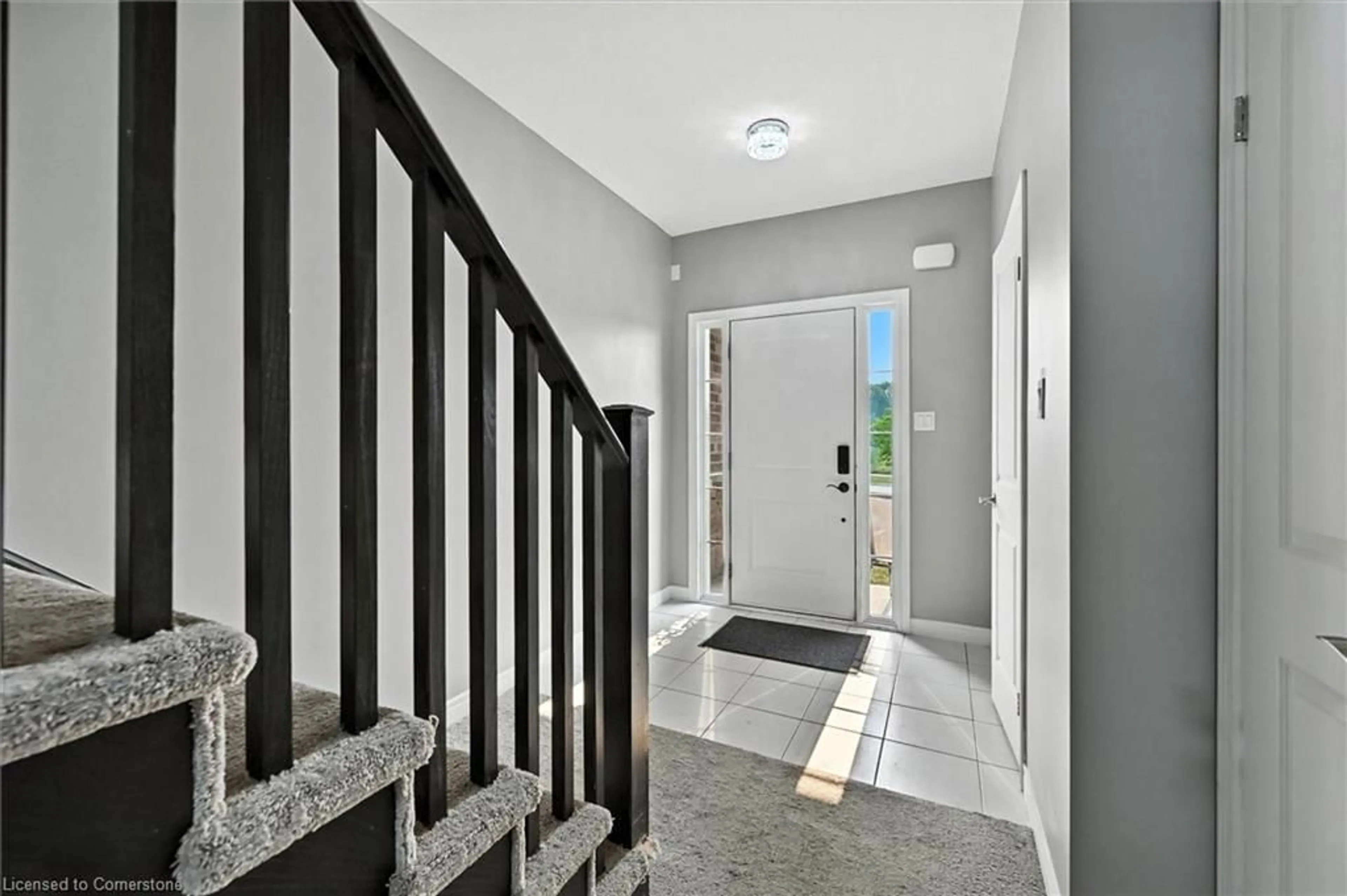 Indoor entryway for 17 Dennis Dr Dr, Smithville Ontario L0R 2A0