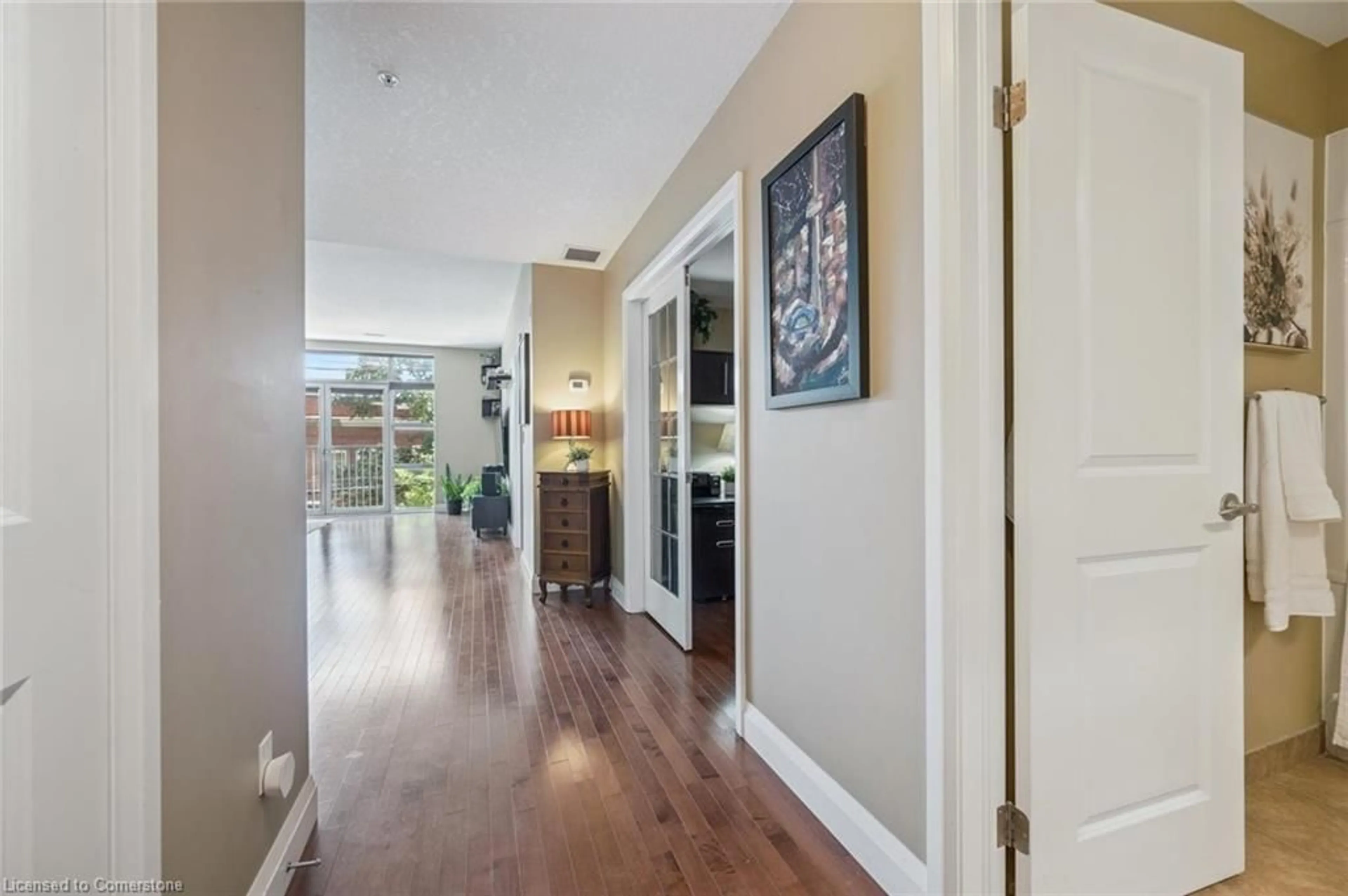 Indoor foyer for 165 Duke St #205, Kitchener Ontario N2H 6T8