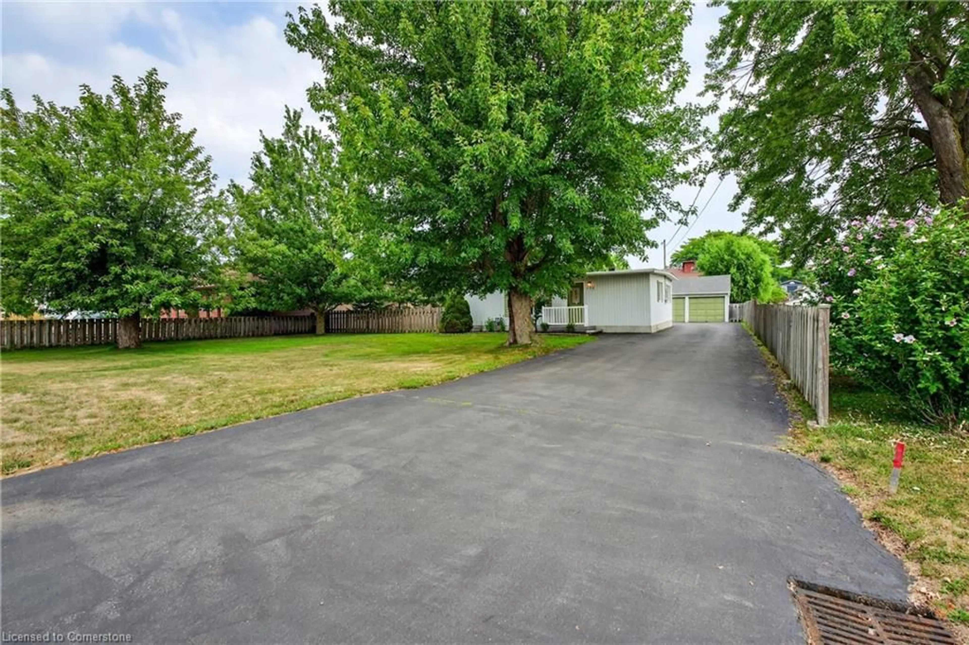 A pic from outside/outdoor area/front of a property/back of a property/a pic from drone, street for 190 Thorold Rd, Welland Ontario L3C 3V7