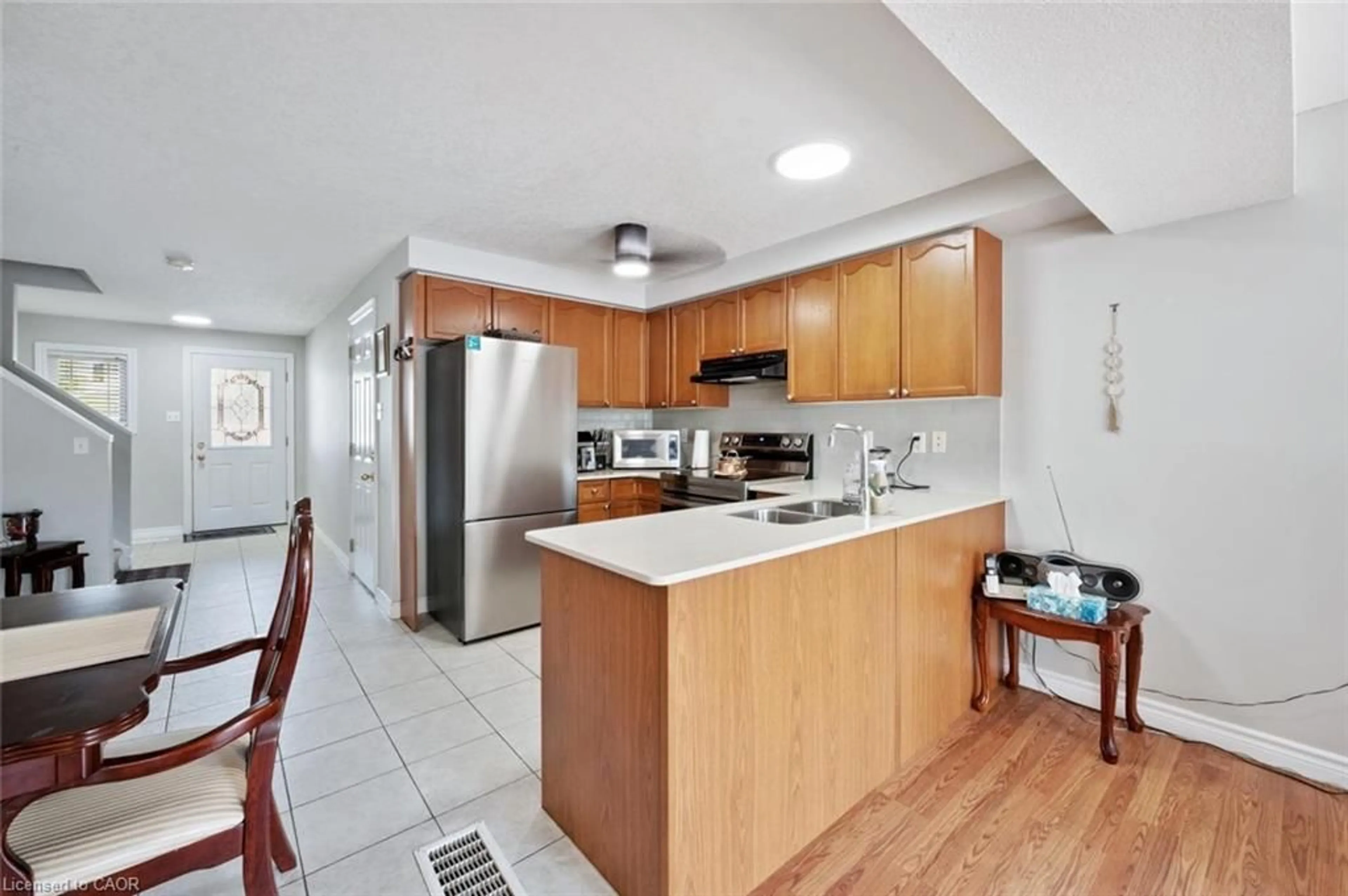Standard kitchen, unknown for 66 Jordan Dr, Cambridge Ontario N3C 4E2
