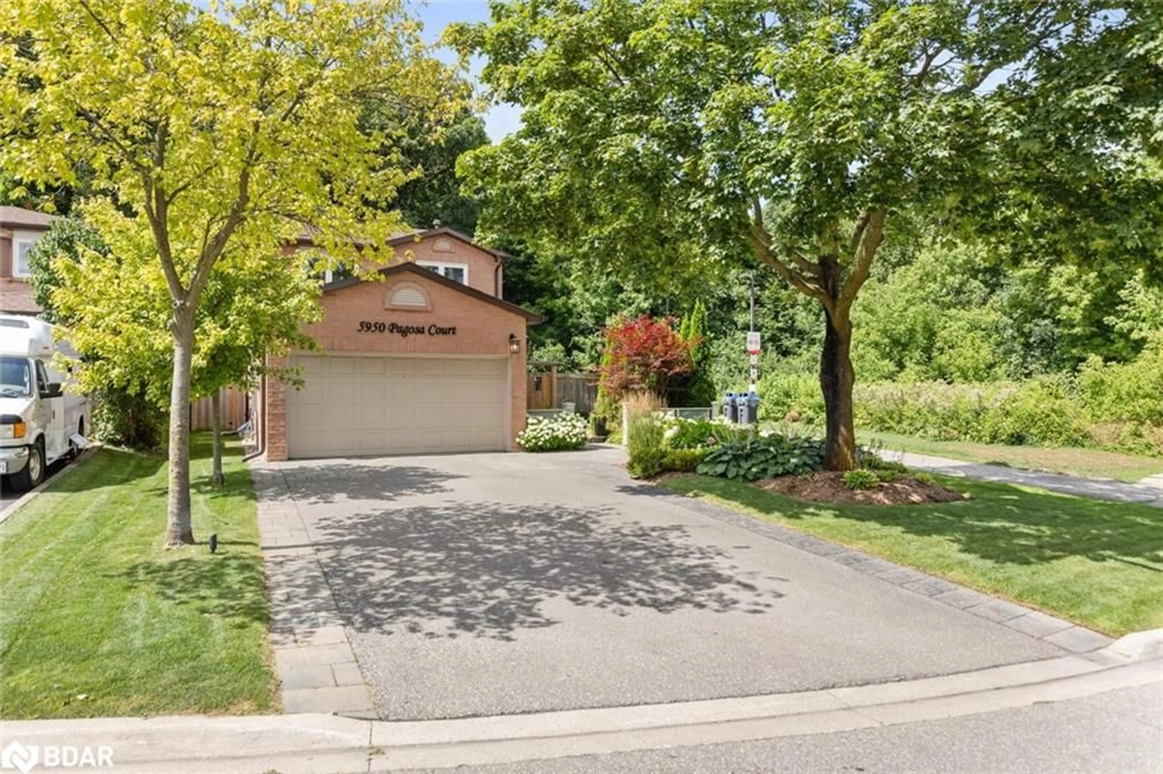 A pic from outside/outdoor area/front of a property/back of a property/a pic from drone, street for 5950 Pagosa Crt, Mississauga Ontario L5M 2M8