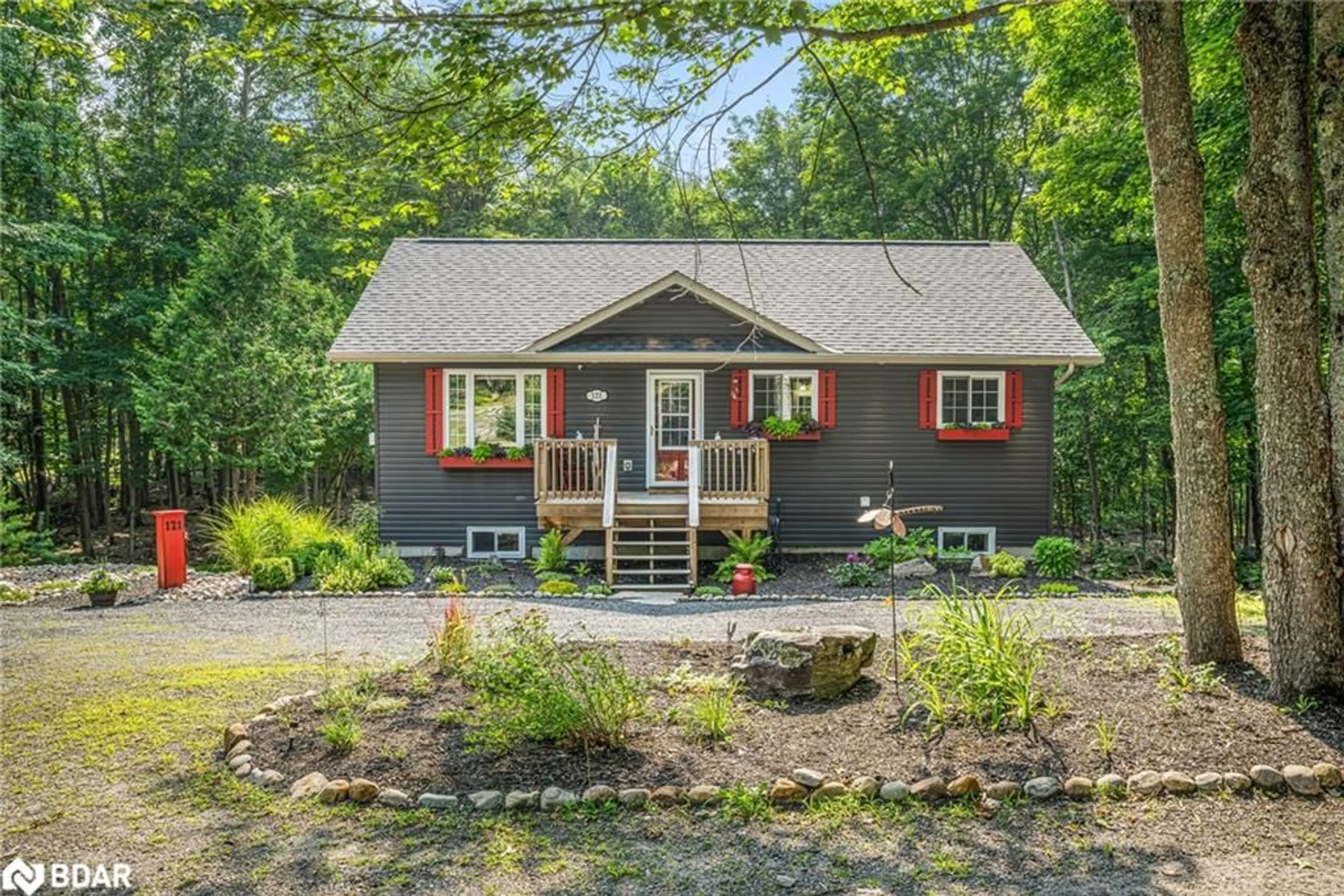 Home with vinyl exterior material, water/lake/river/ocean view for 121 Yonge St, Huntsville Ontario P1H 1T8