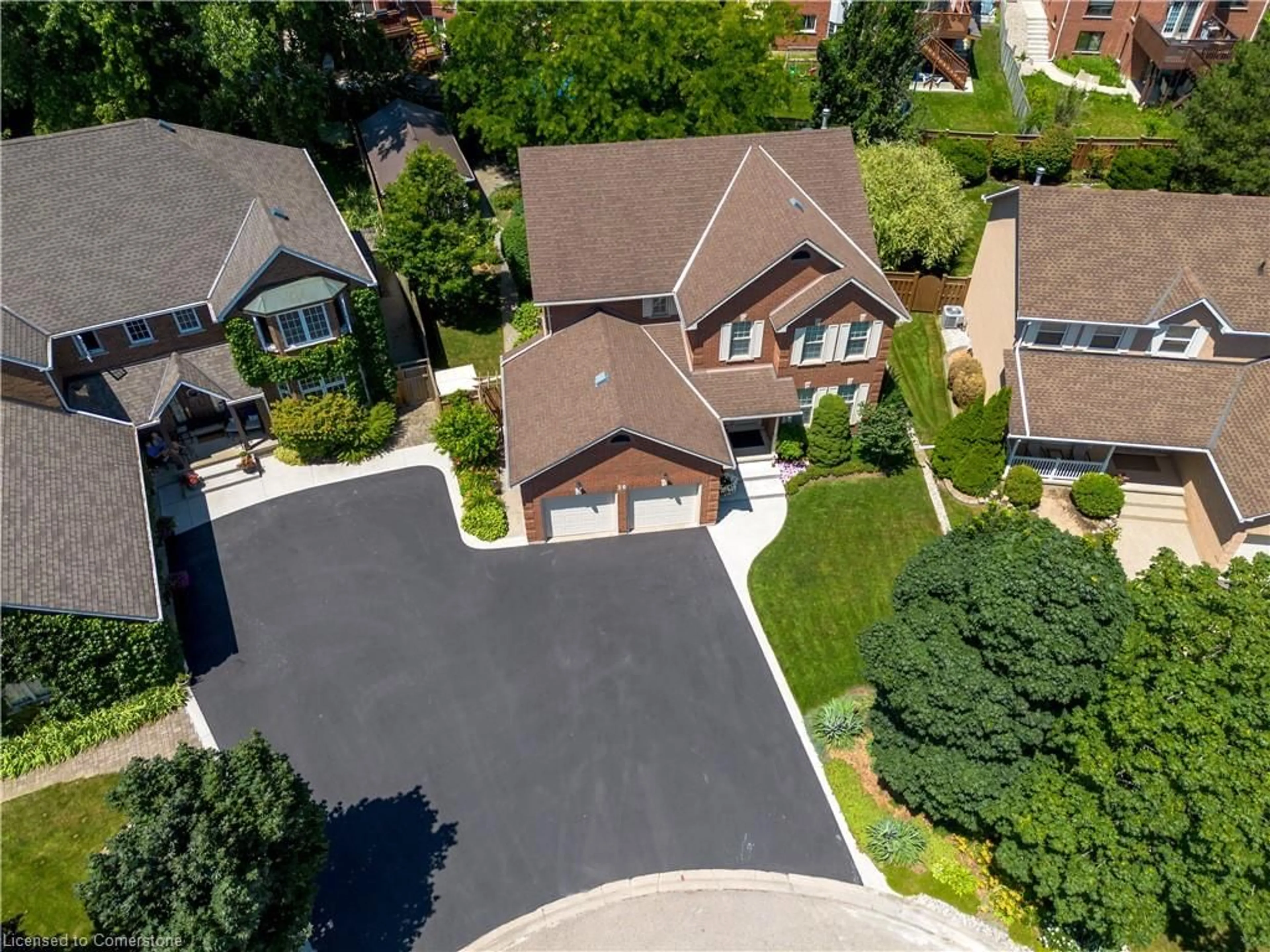 A pic from outside/outdoor area/front of a property/back of a property/a pic from drone, street for 26 Gowinlock Crt, Cambridge Ontario N1T 1N2