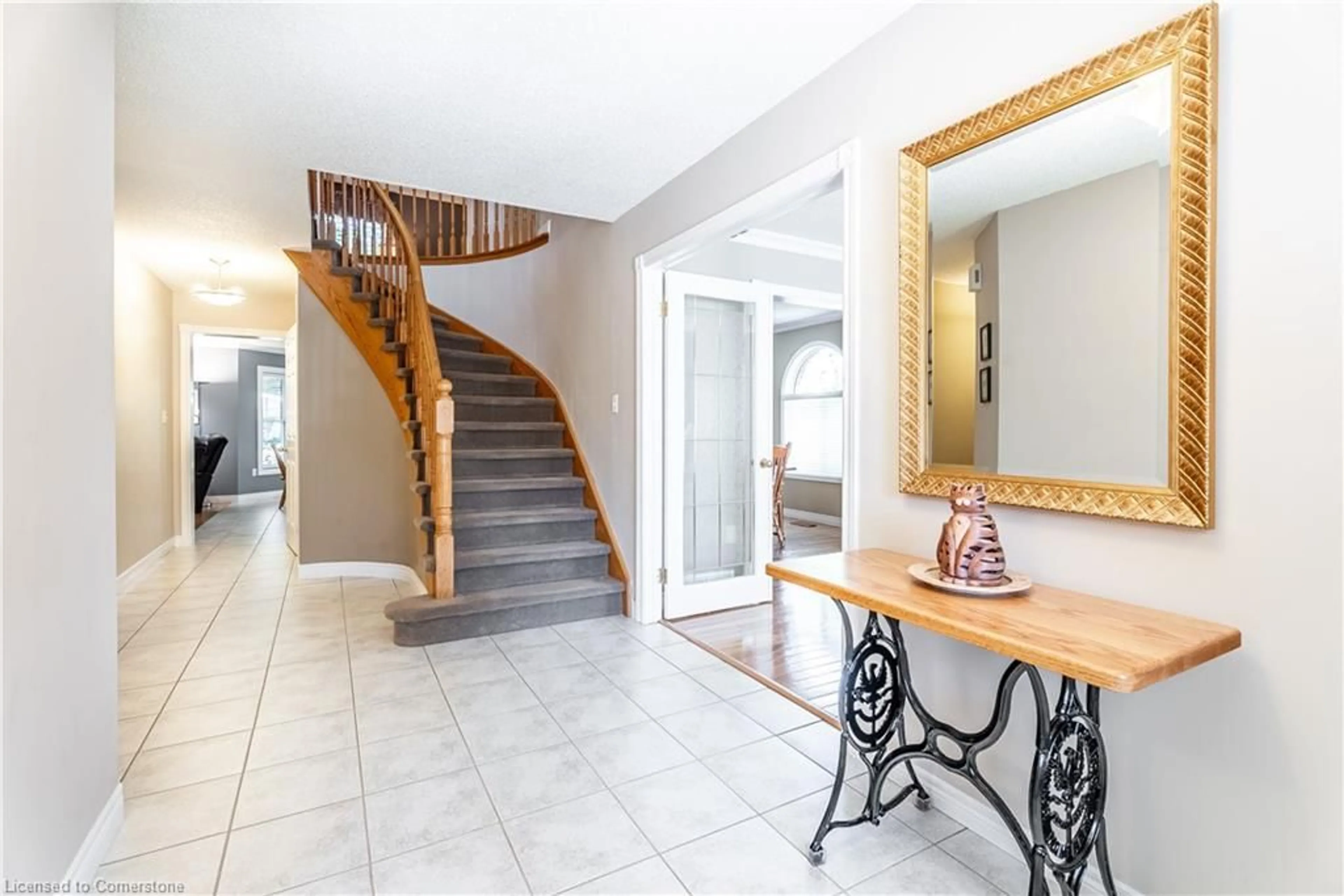 Indoor foyer for 26 Gowinlock Crt, Cambridge Ontario N1T 1N2