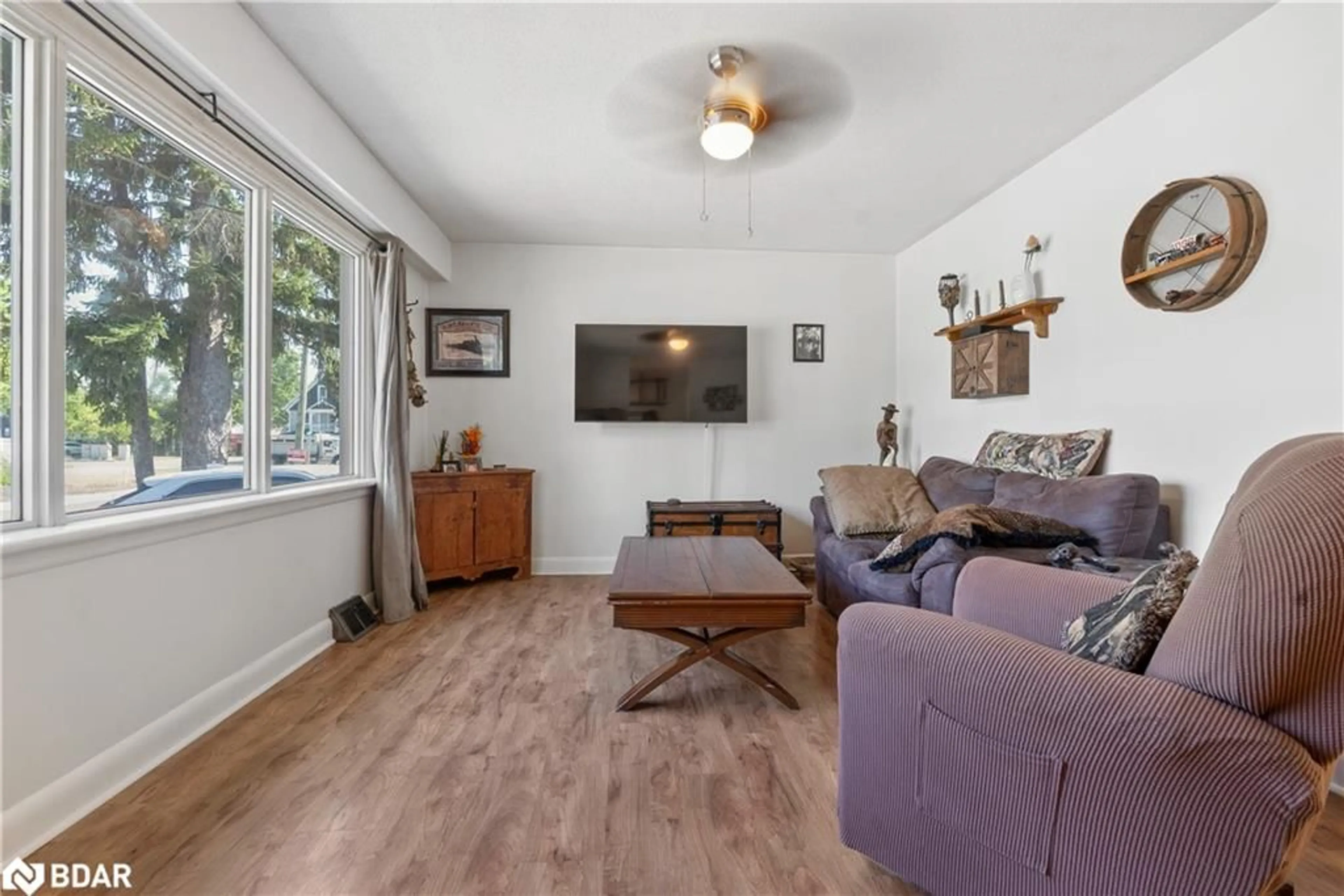 Living room with furniture, wood/laminate floor for 103 King St, Lindsay Ontario K9V 1E1