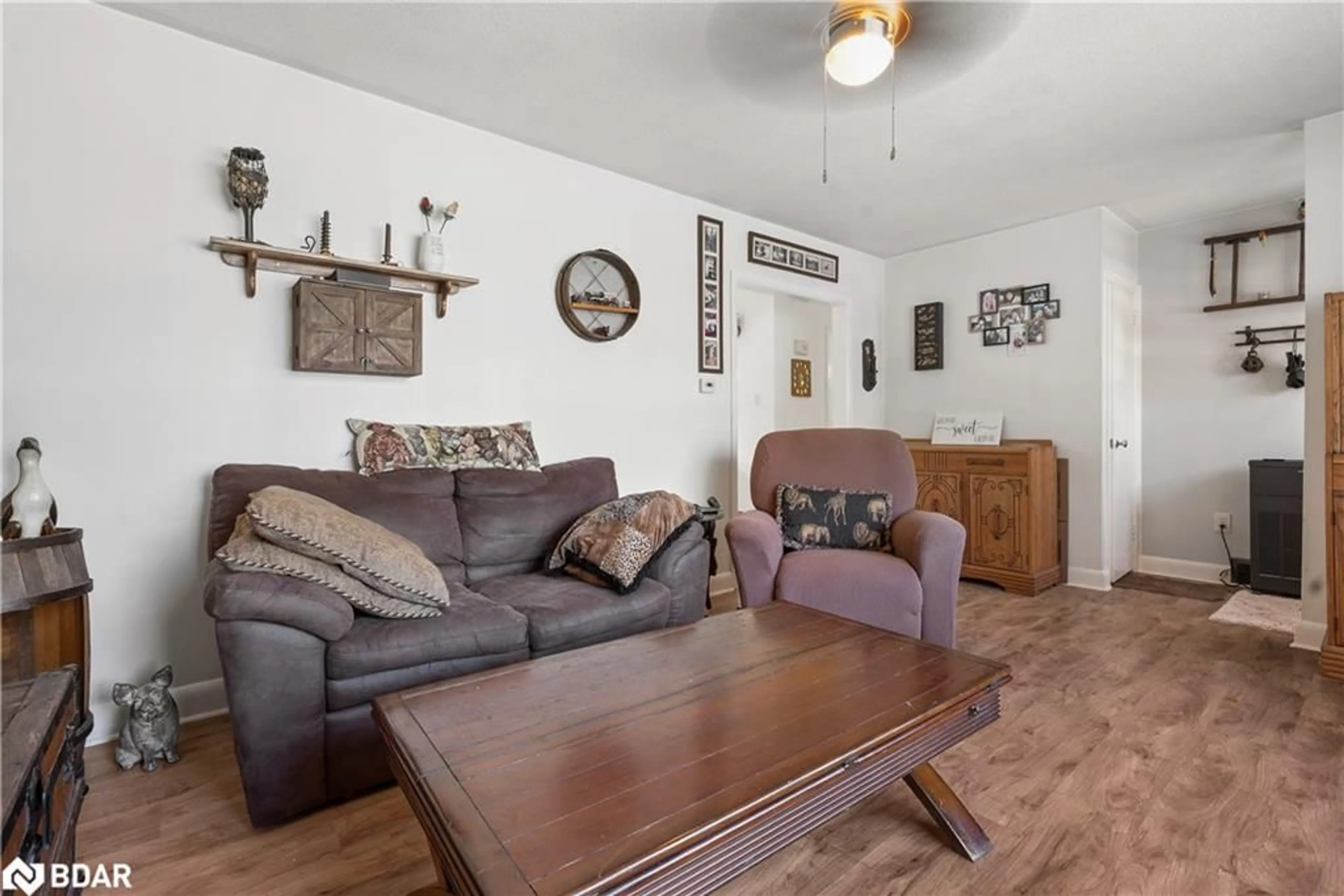 Living room with furniture, wood/laminate floor for 103 King St, Lindsay Ontario K9V 1E1
