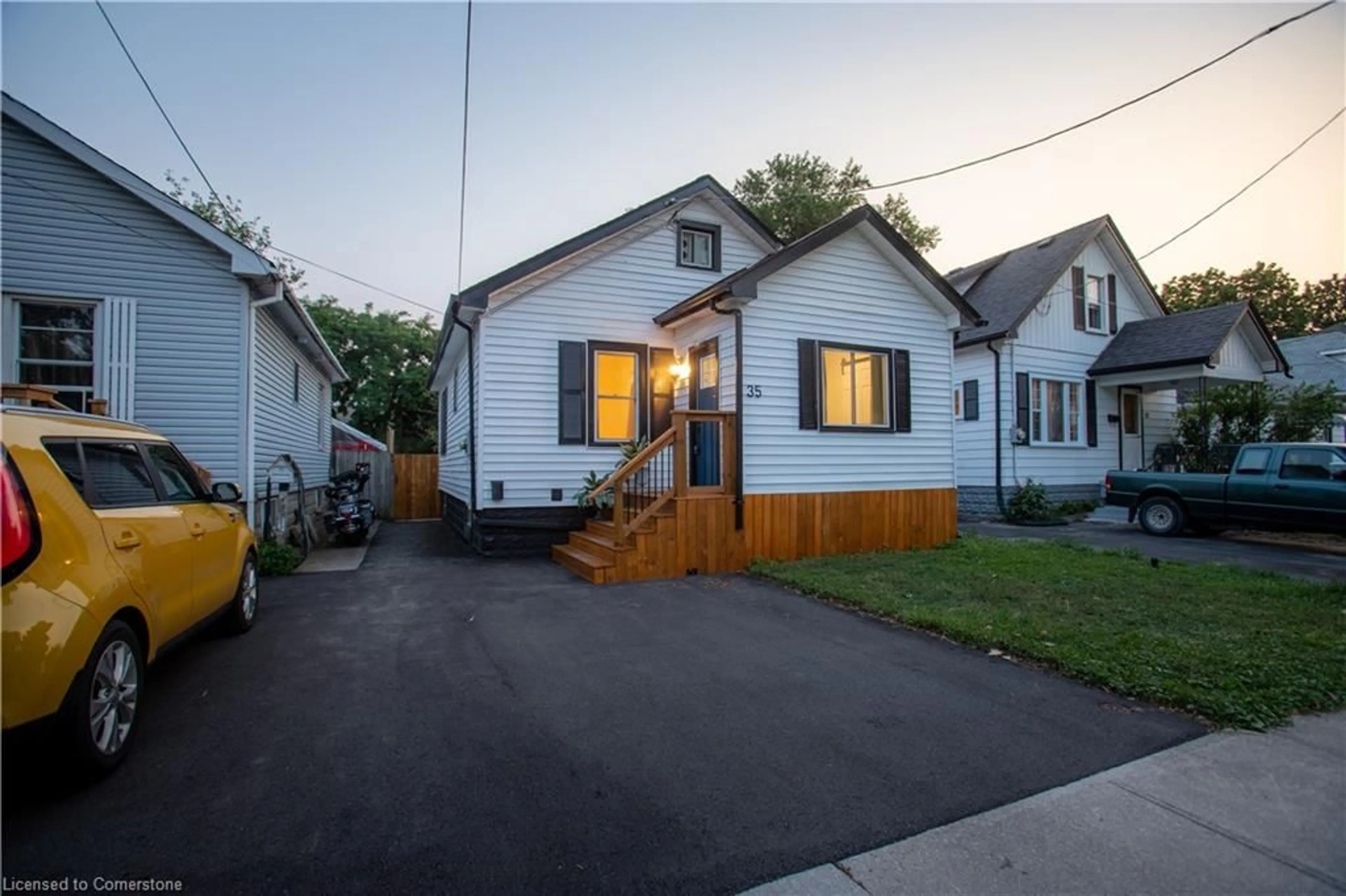 A pic from outside/outdoor area/front of a property/back of a property/a pic from drone, street for 35 St. Peter St, St. Catharines Ontario L2T 1P1