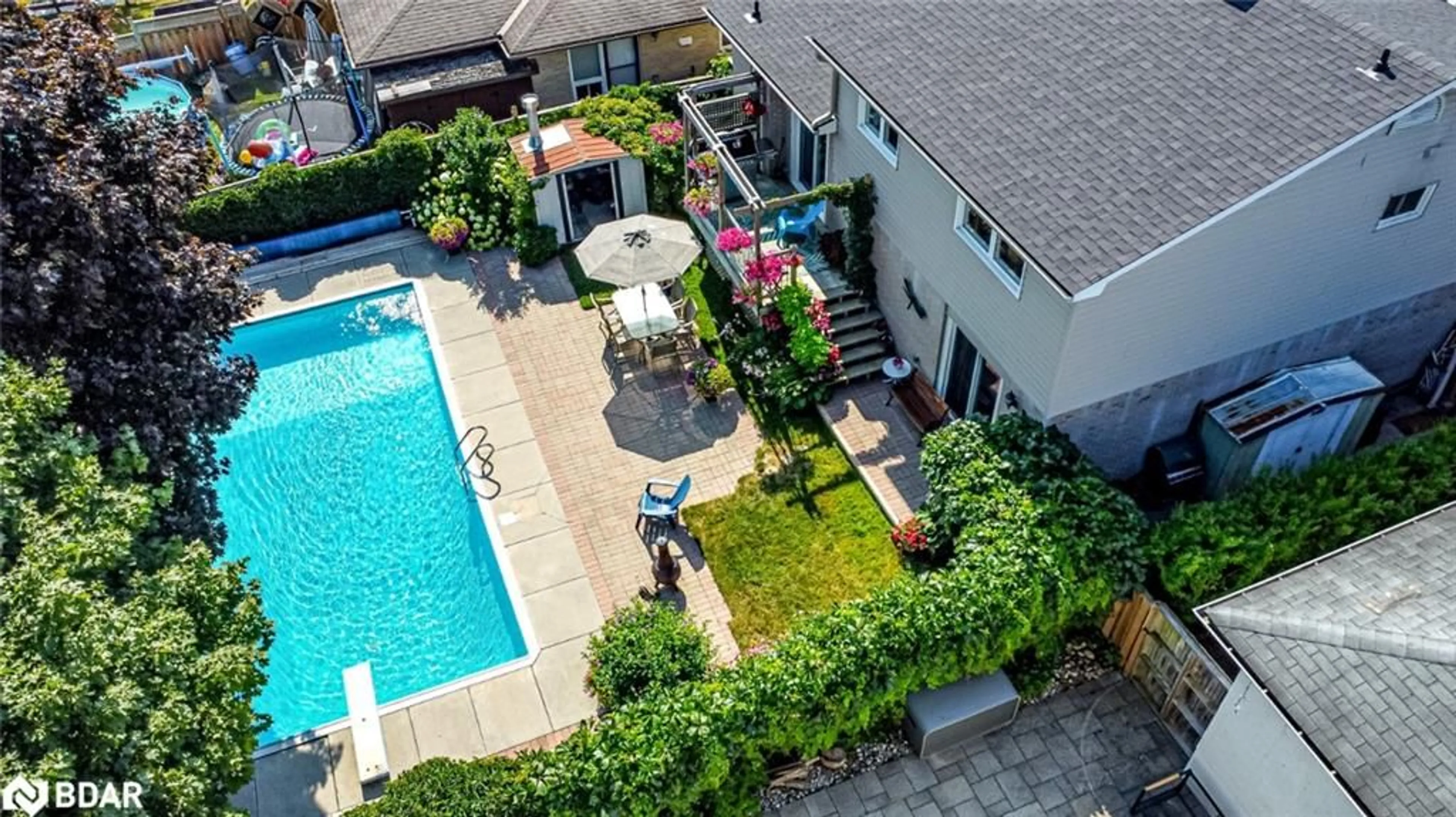 A pic from outside/outdoor area/front of a property/back of a property/a pic from drone, unknown for 33 Porter Cres, Barrie Ontario L4M 5H8