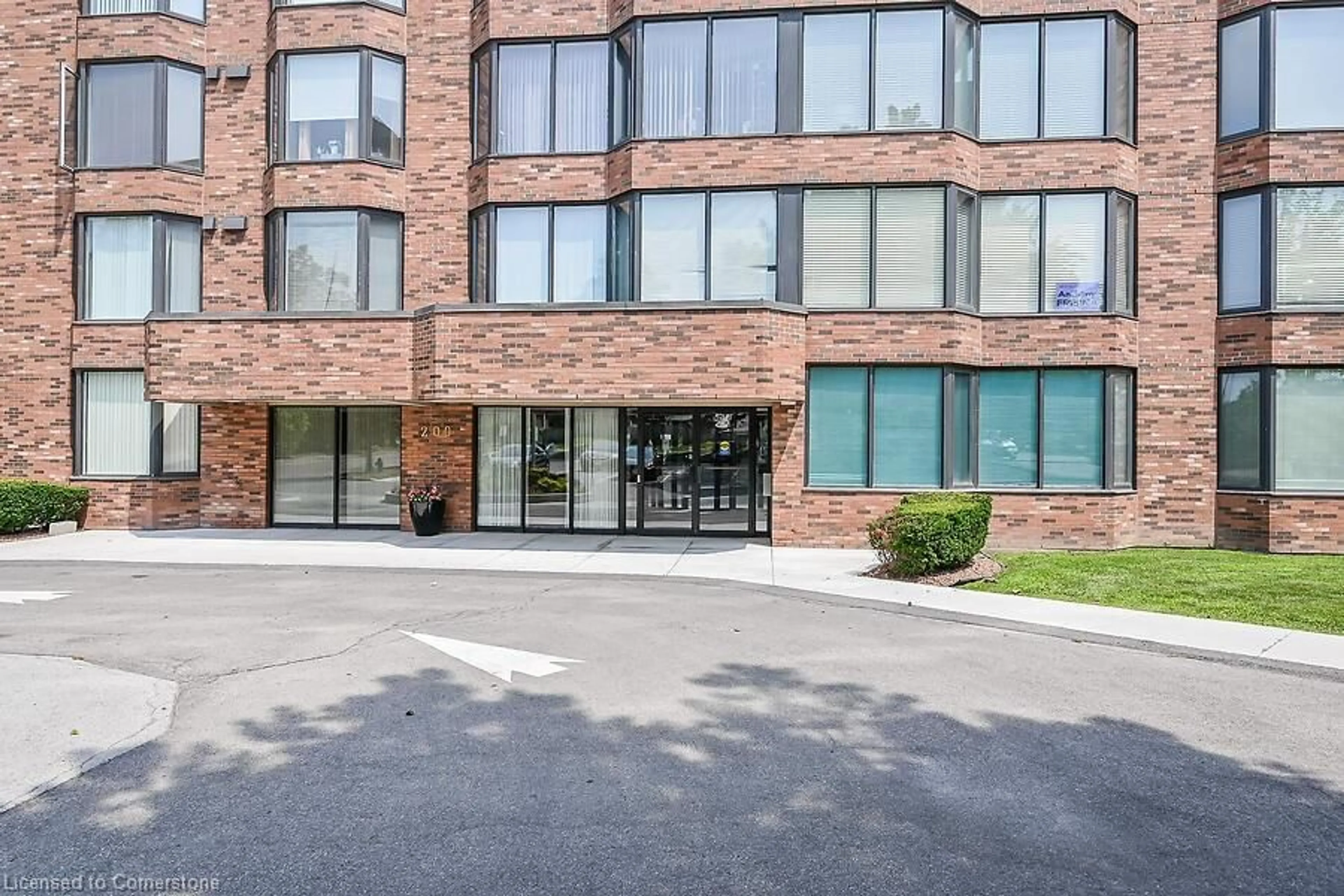 Indoor foyer for 200 Limeridge Rd #703, Hamilton Ontario L9C 7M7