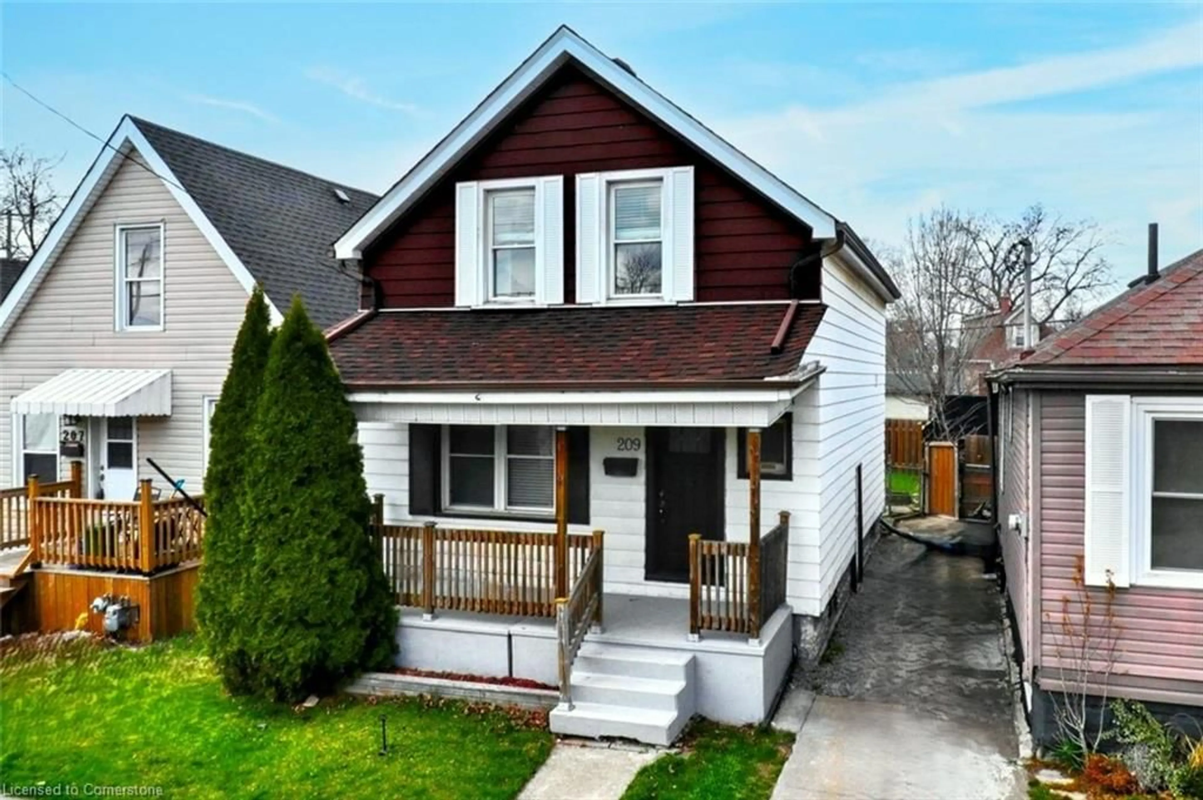 Home with vinyl exterior material, street for 209 Weir St, Hamilton Ontario L8H 5G2