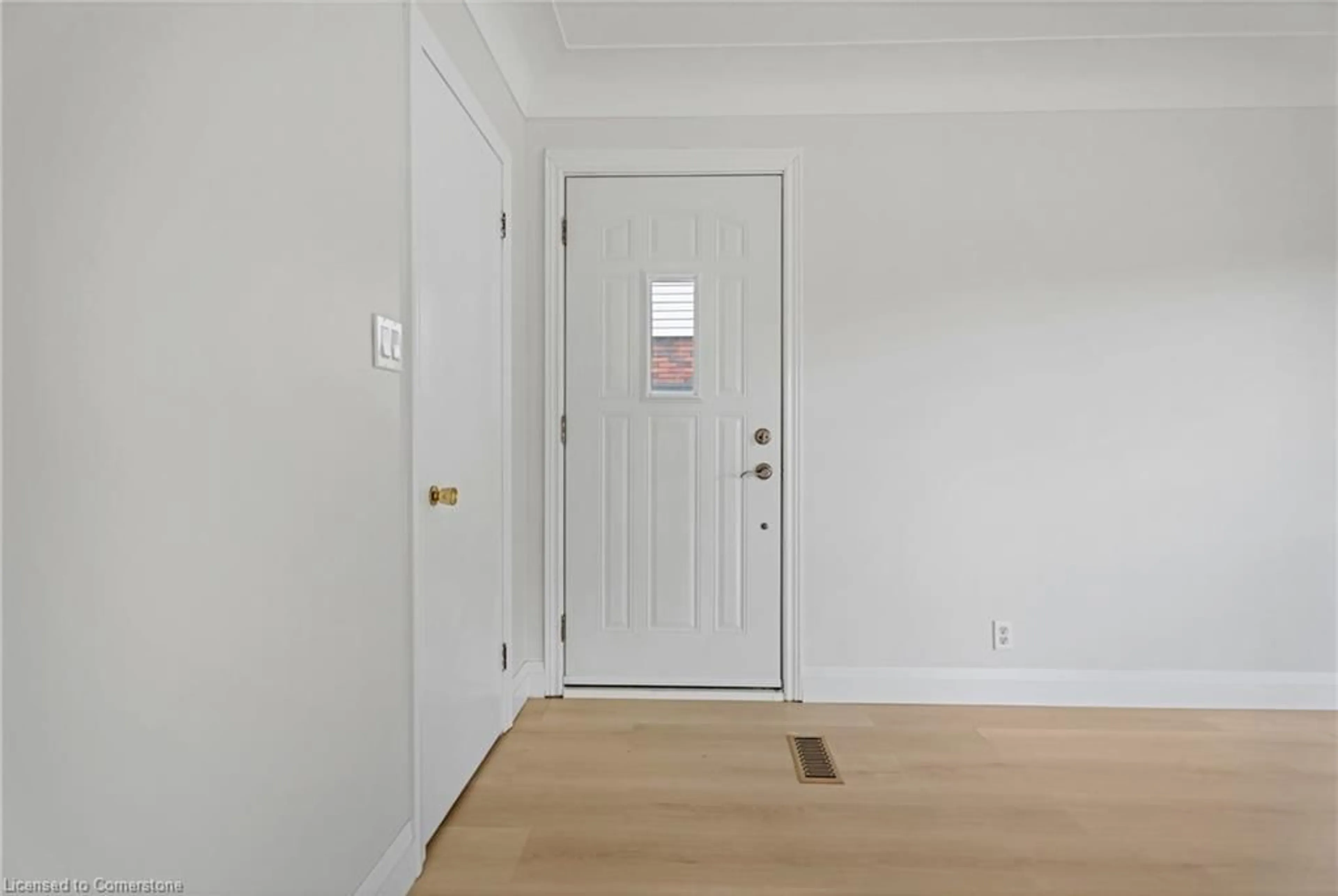Indoor entryway for 165 West 27th St, Hamilton Ontario L9C 5A5