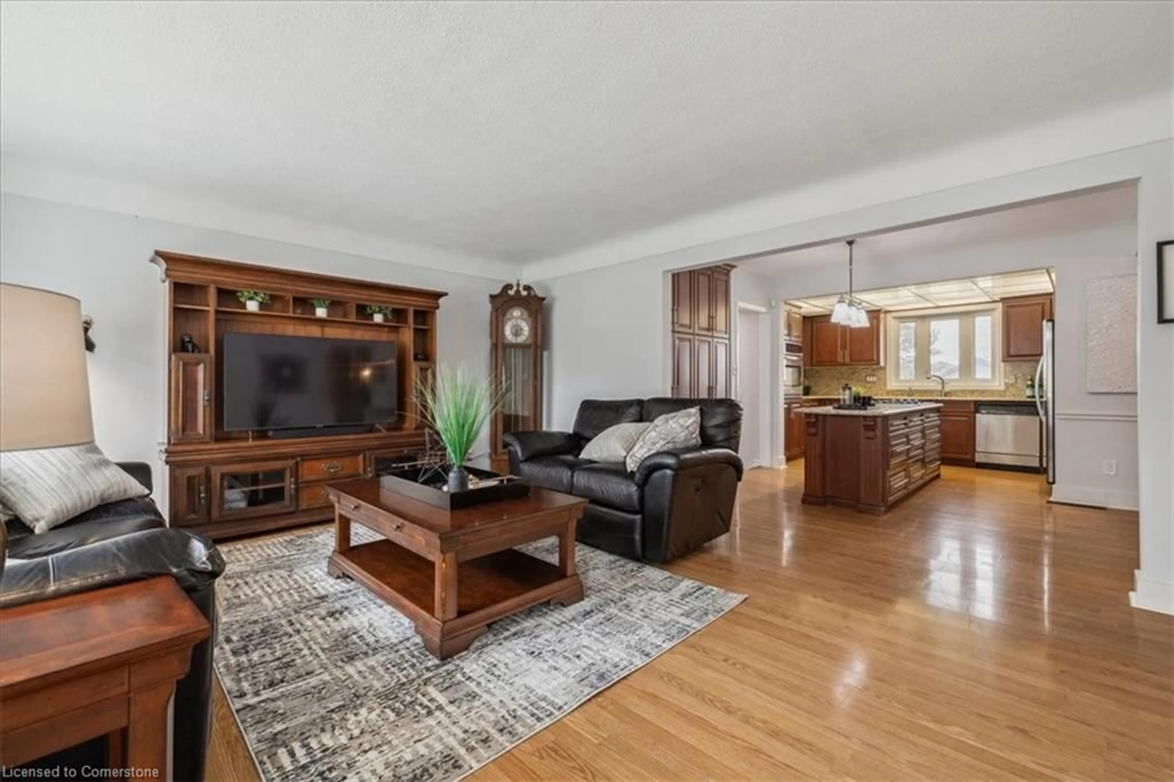 Living room with furniture, wood/laminate floor for 5 Juliana Cres, St. Catharines Ontario L2N 4B5
