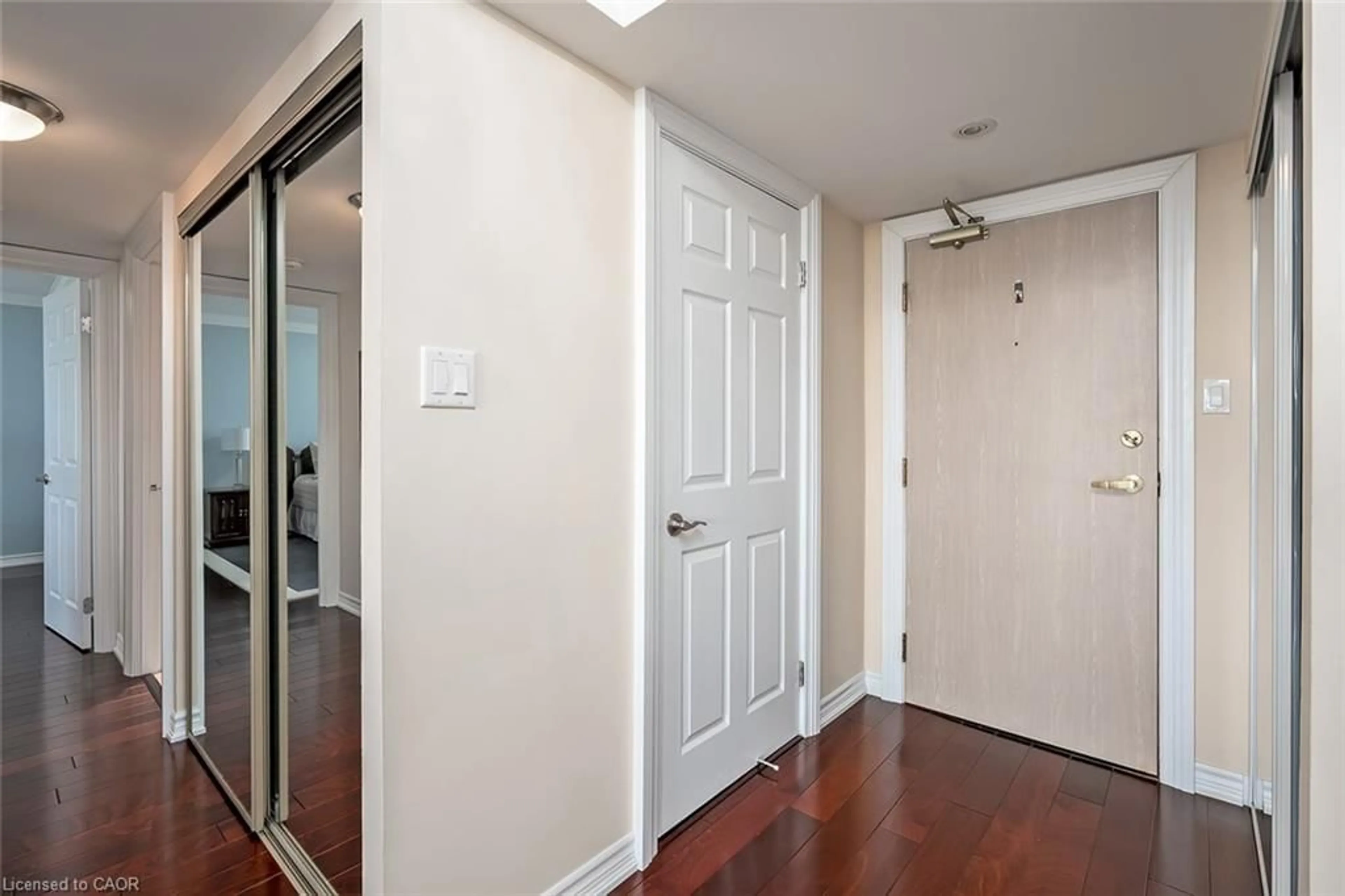 Indoor foyer for 1271 Walden Cir #PH105, Mississauga Ontario L5J 4R4
