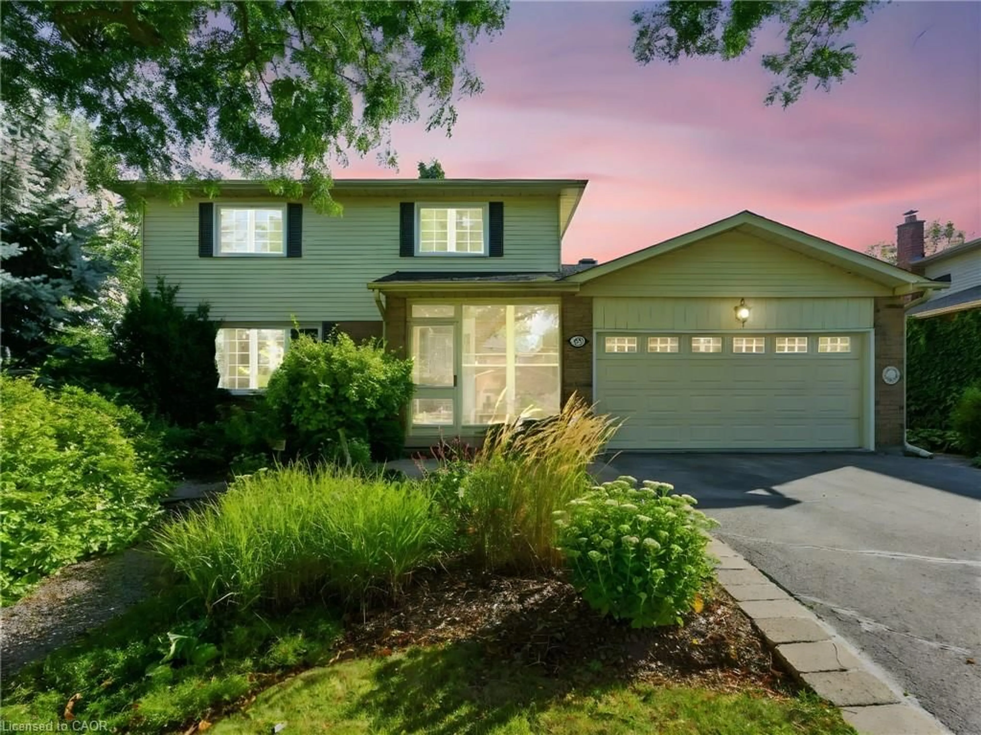 Home with vinyl exterior material, street for 252 Mississaga St, Oakville Ontario L6L 3B2