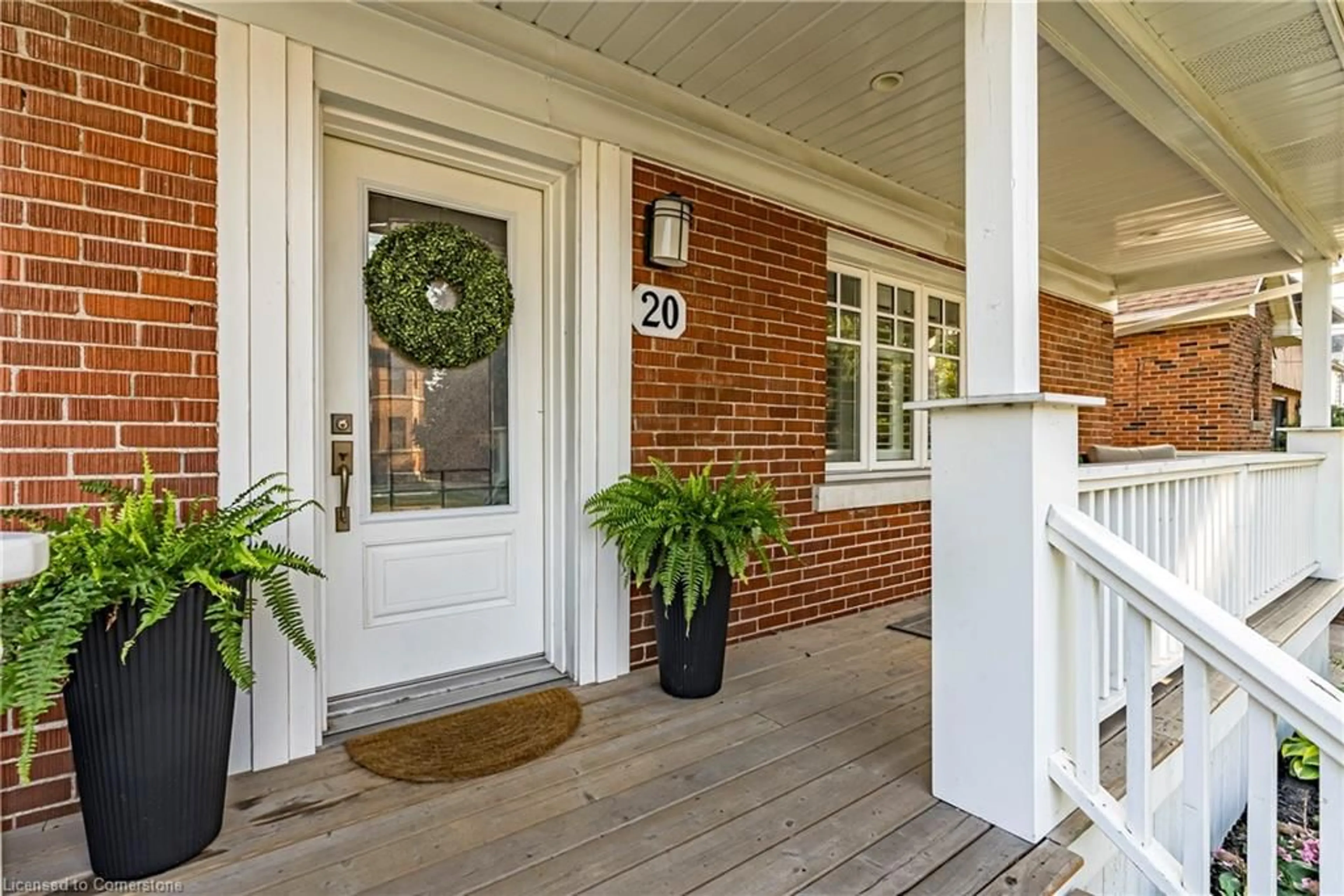 Indoor entryway for 20 Mountain Park Ave, Hamilton Ontario L9A 1A2
