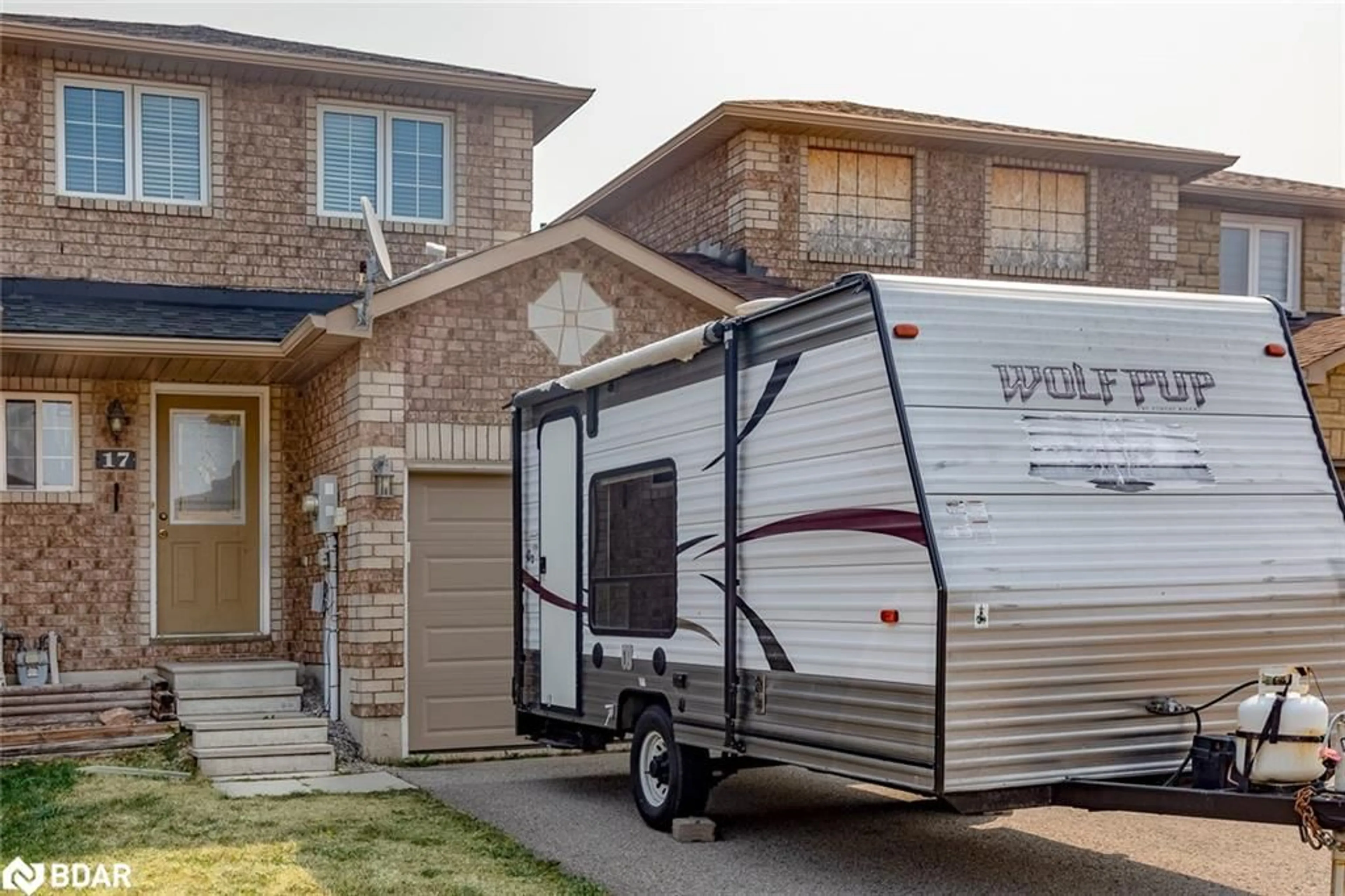 Home with vinyl exterior material, street for 17 Majesty Blvd, Barrie Ontario L4M 7K3