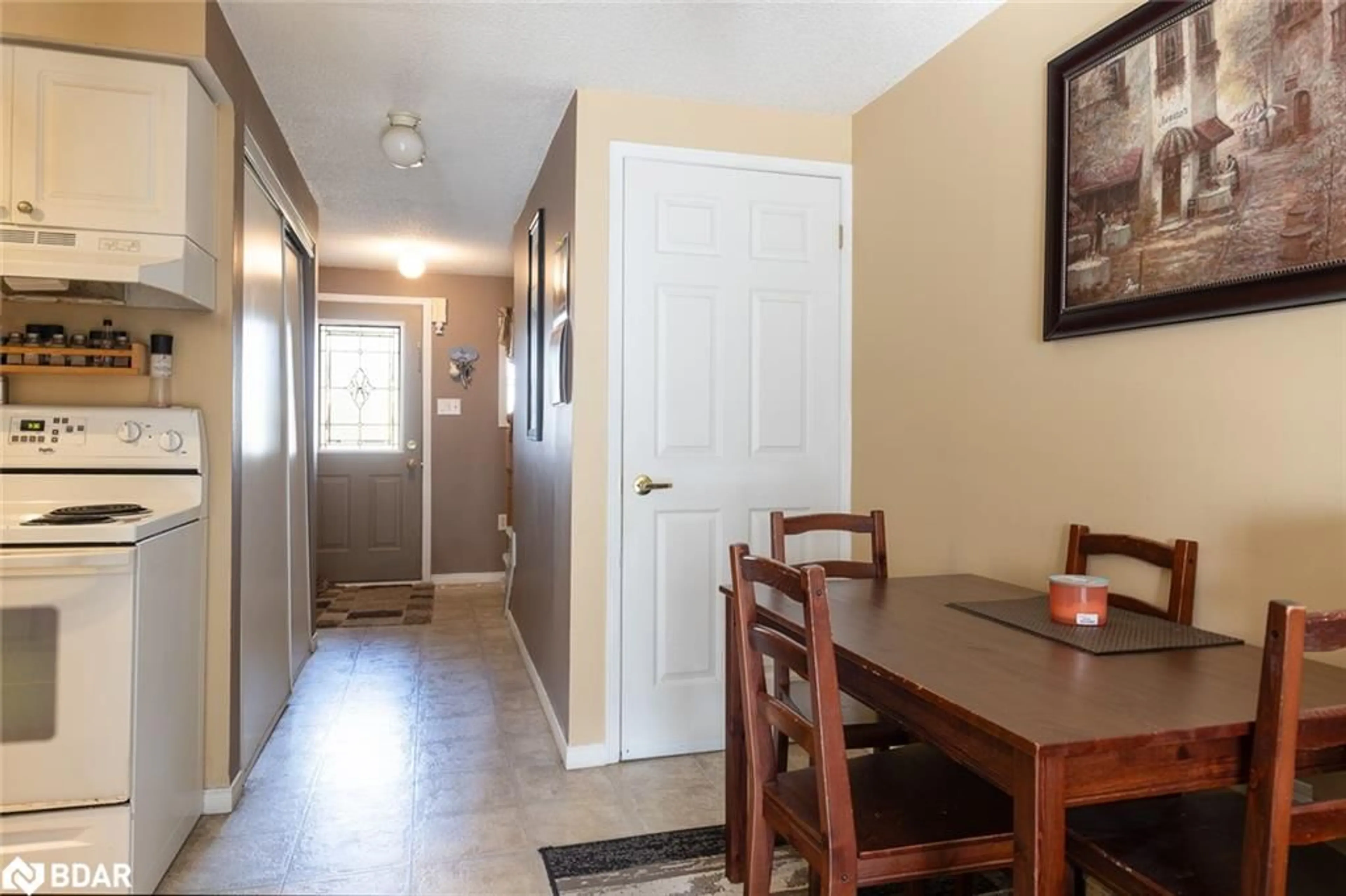 Indoor entryway for 17 Majesty Blvd, Barrie Ontario L4M 7K3