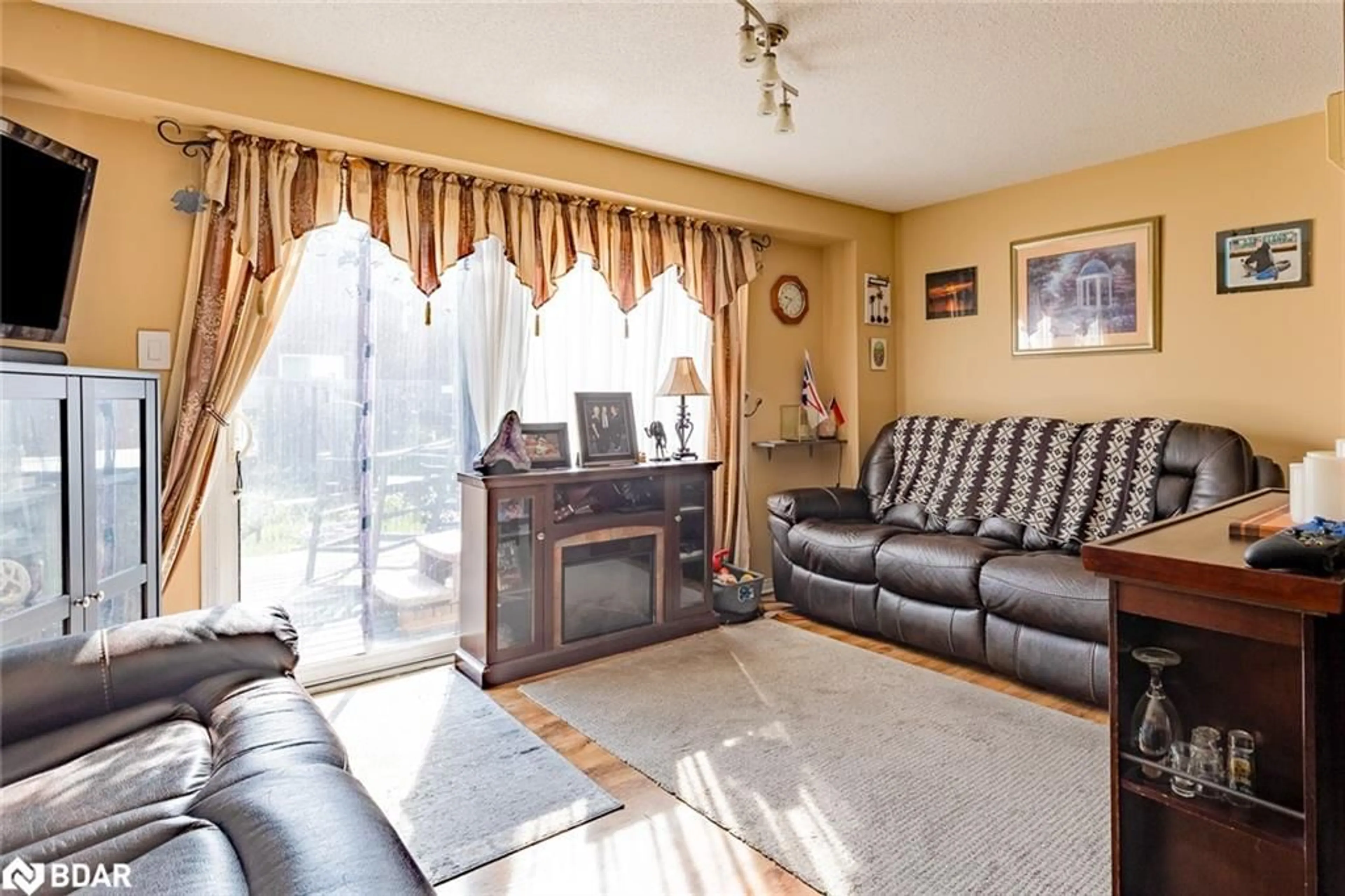 Living room with furniture, unknown for 17 Majesty Blvd, Barrie Ontario L4M 7K3