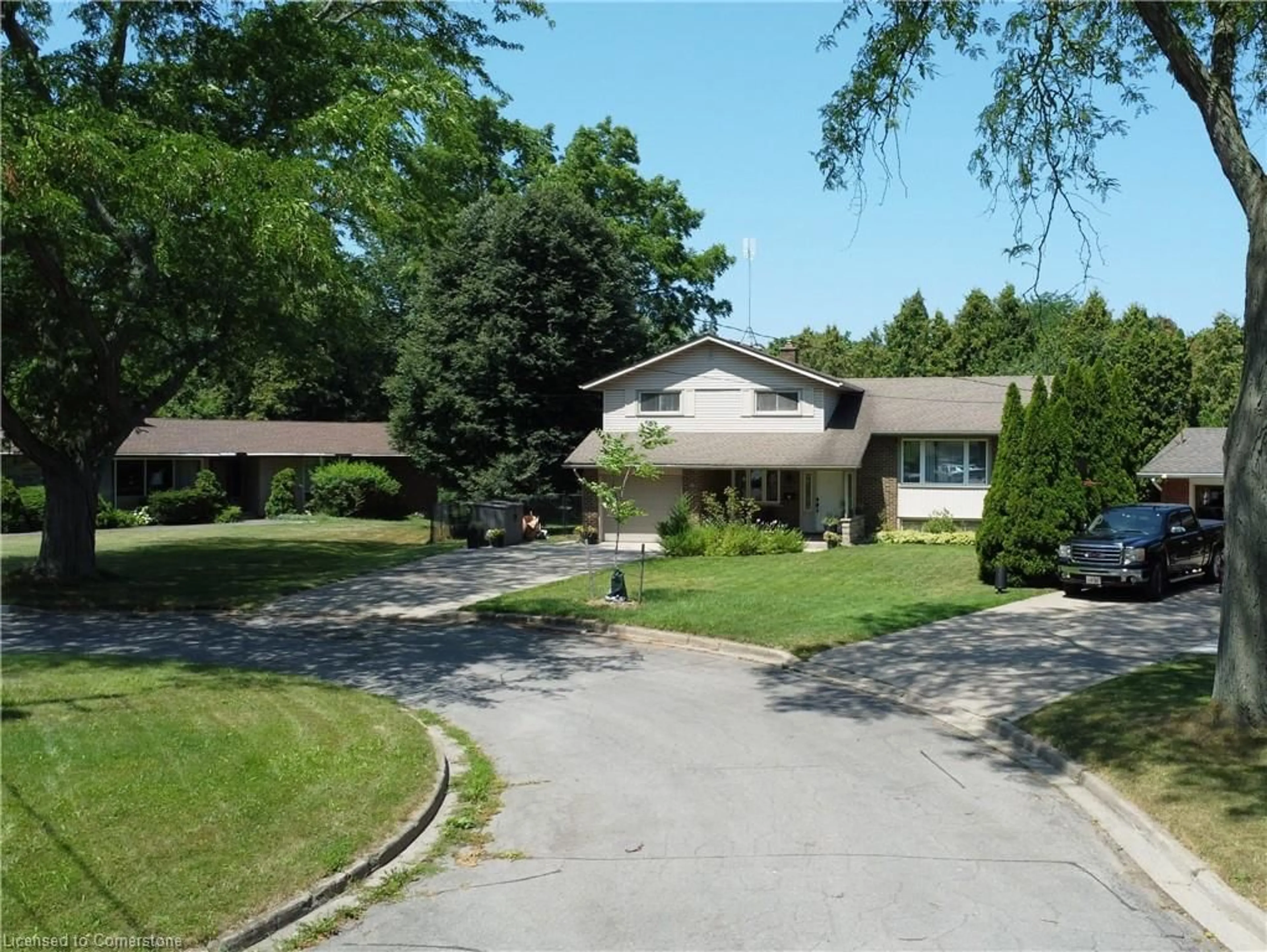 A pic from outside/outdoor area/front of a property/back of a property/a pic from drone, street for 3 Colonial Crt, St. Catharines Ontario L2N 2R2
