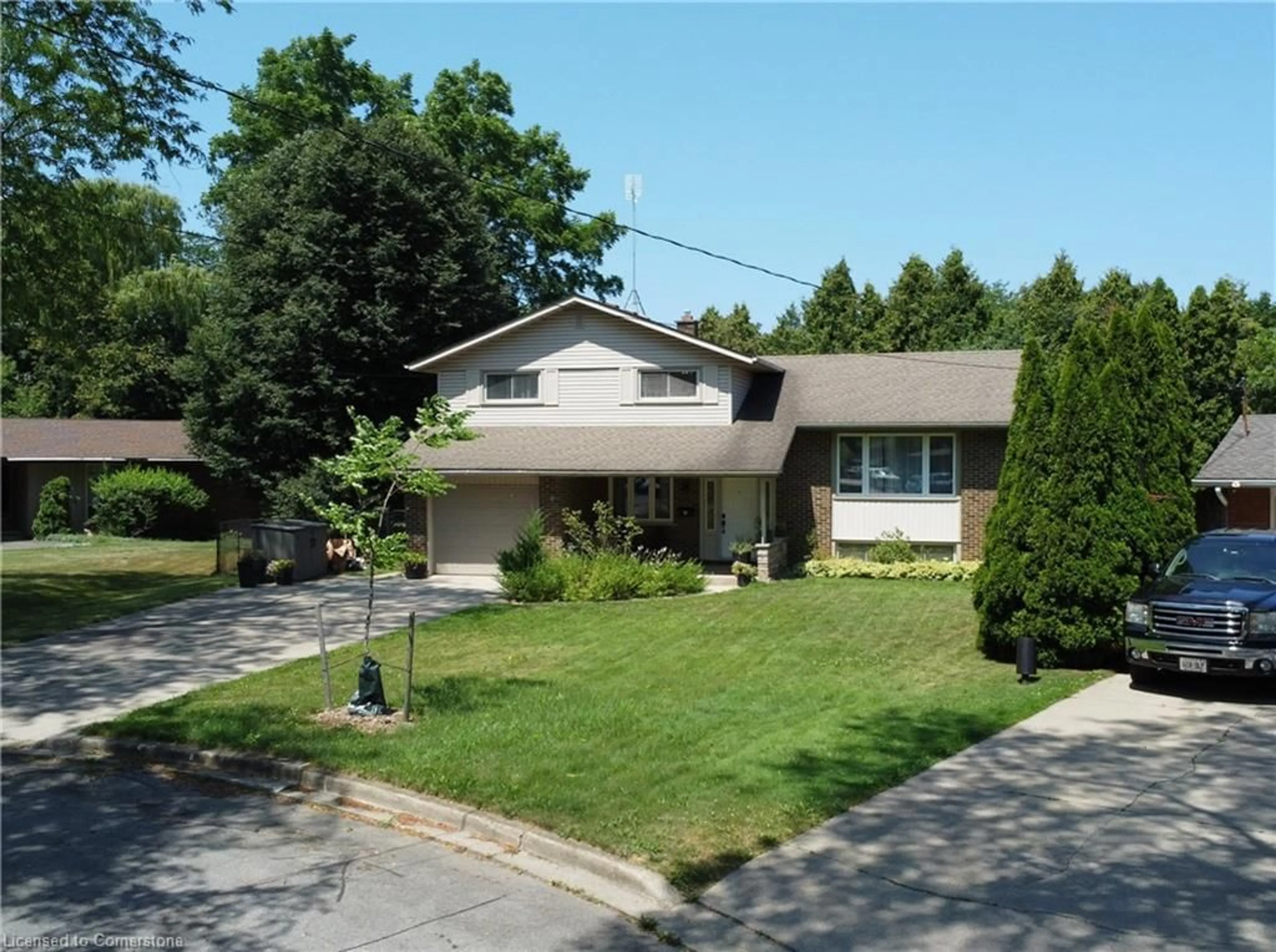 Home with vinyl exterior material, street for 3 Colonial Crt, St. Catharines Ontario L2N 2R2