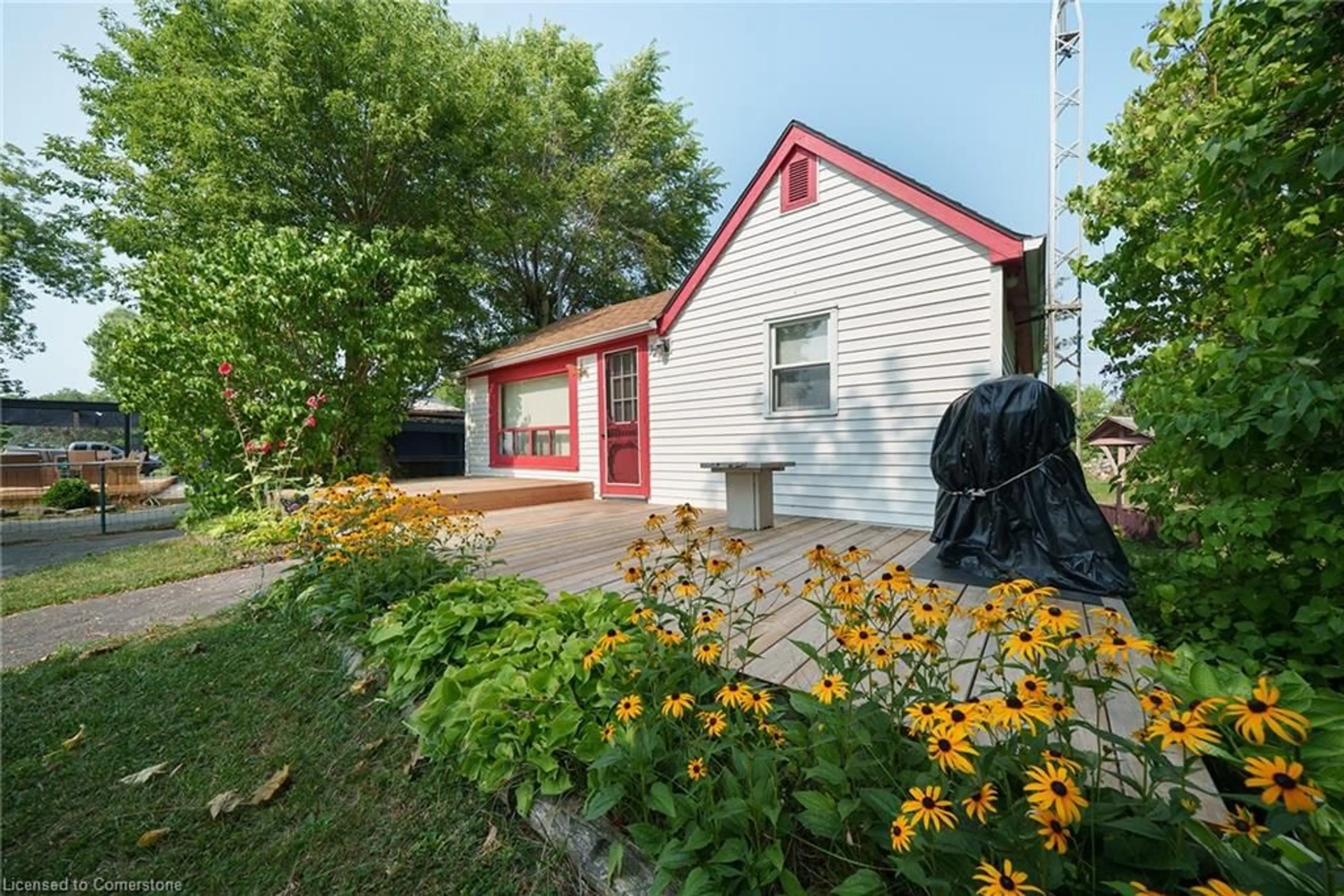 Patio, street for 329 Blue Water Pky, Selkirk Ontario N0A 1P0