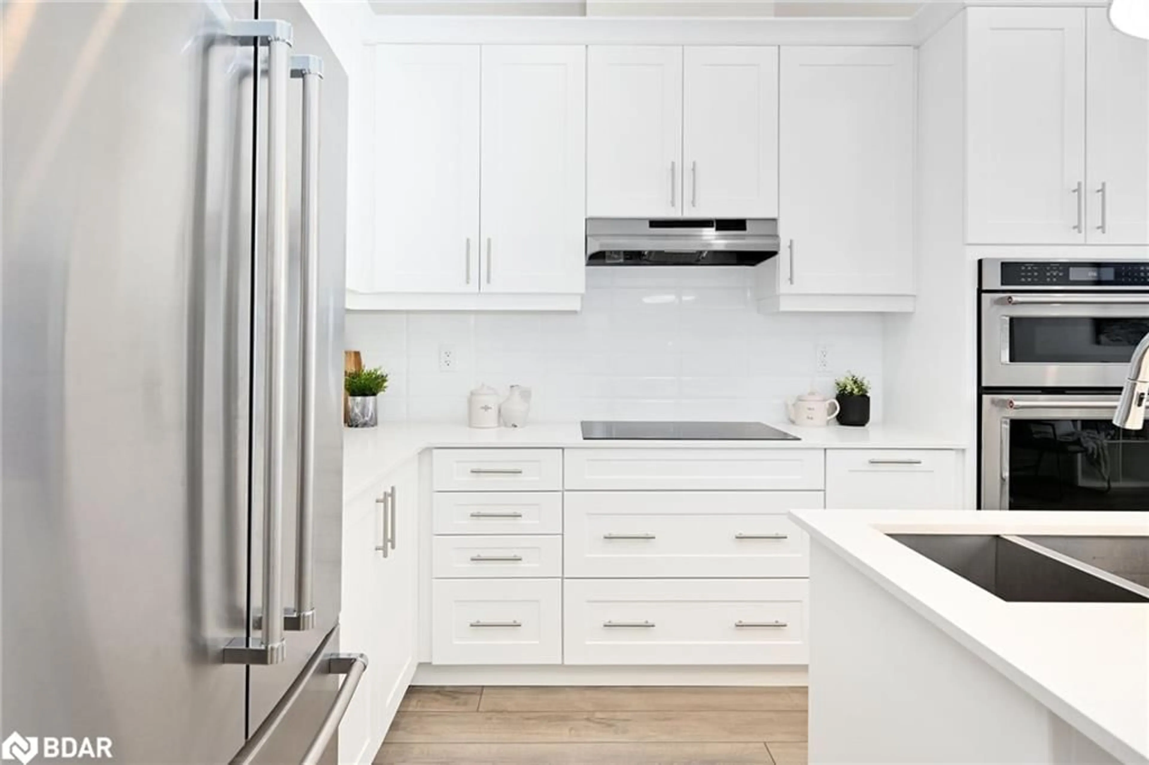 Contemporary kitchen, unknown for 8 Cosmopolitan Common Common, St. Catharines Ontario L2M 0B8