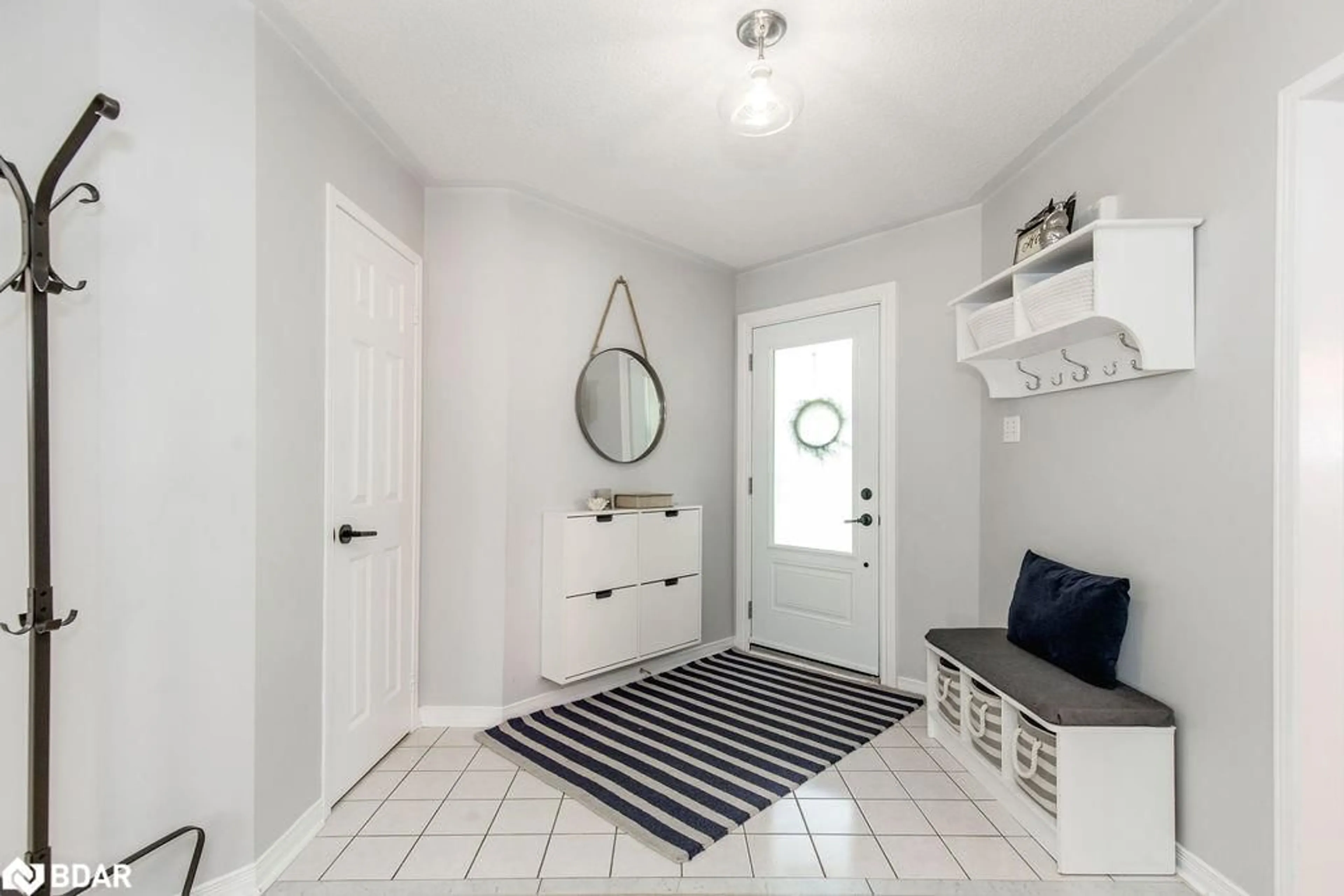 Indoor entryway for 33 Etherington Cres, Barrie Ontario L4N 7T2