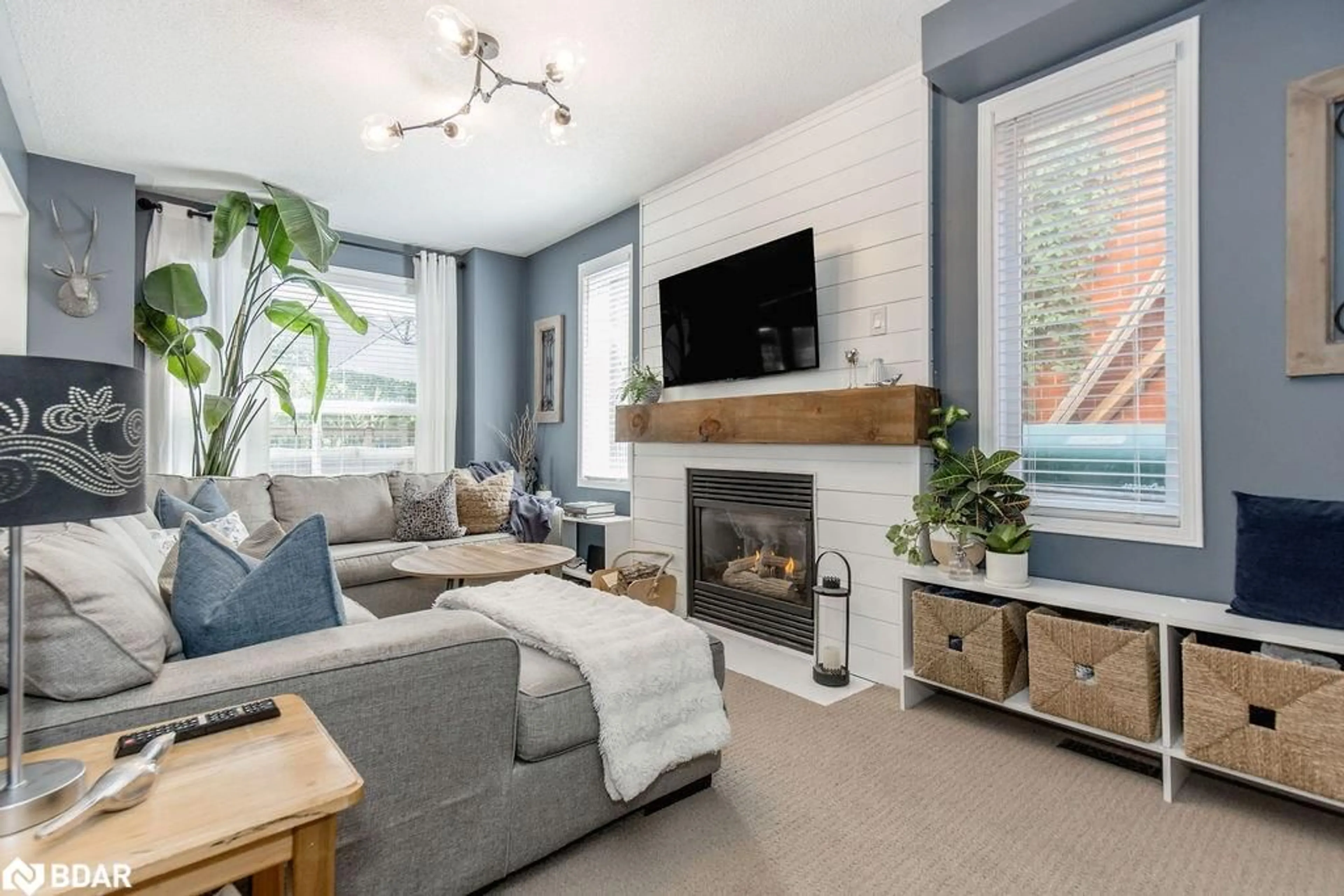 Living room with furniture, unknown for 33 Etherington Cres, Barrie Ontario L4N 7T2