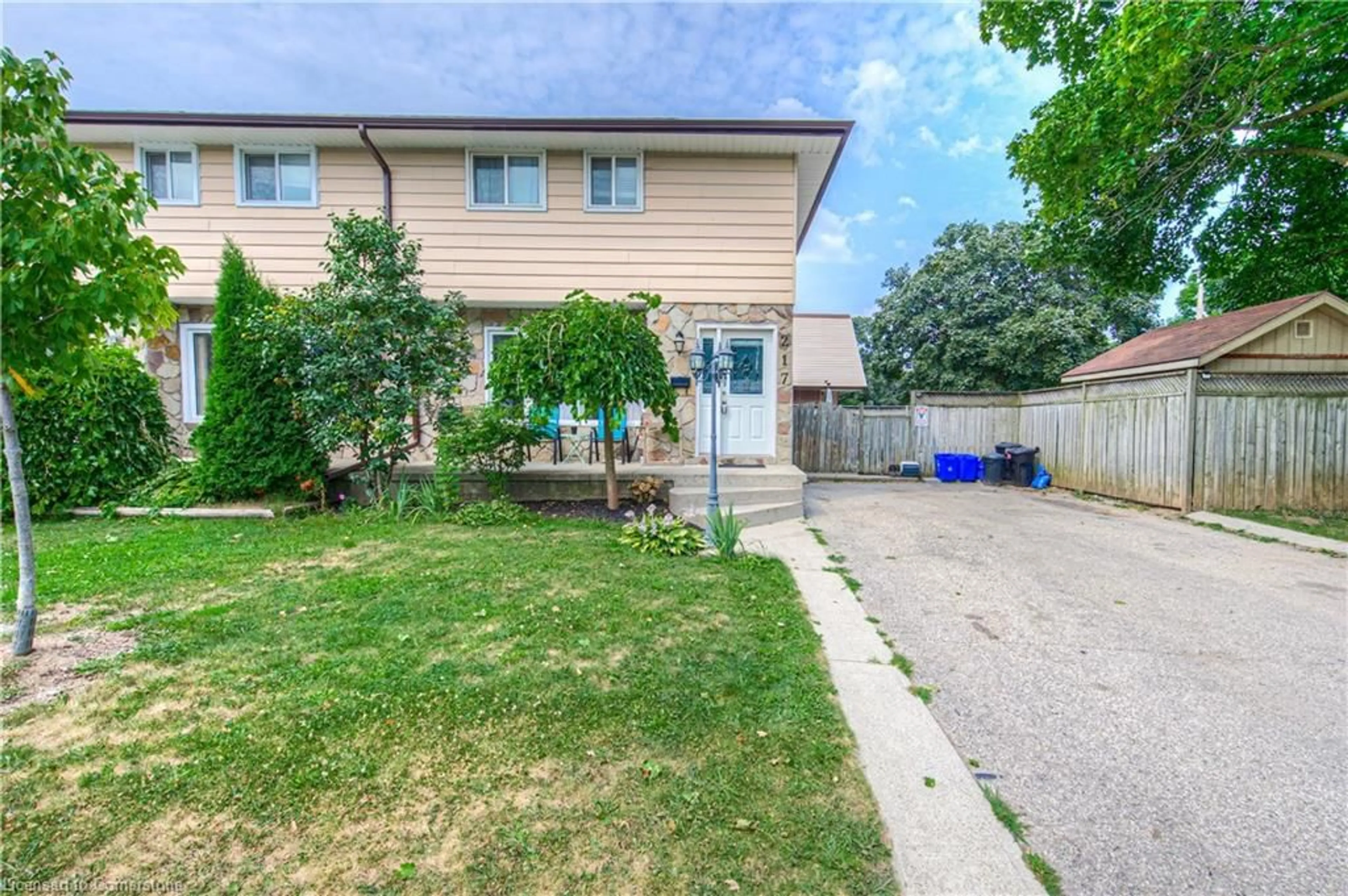 A pic from outside/outdoor area/front of a property/back of a property/a pic from drone, street for 217 Southwood Dr, Cambridge Ontario N1S 3S3
