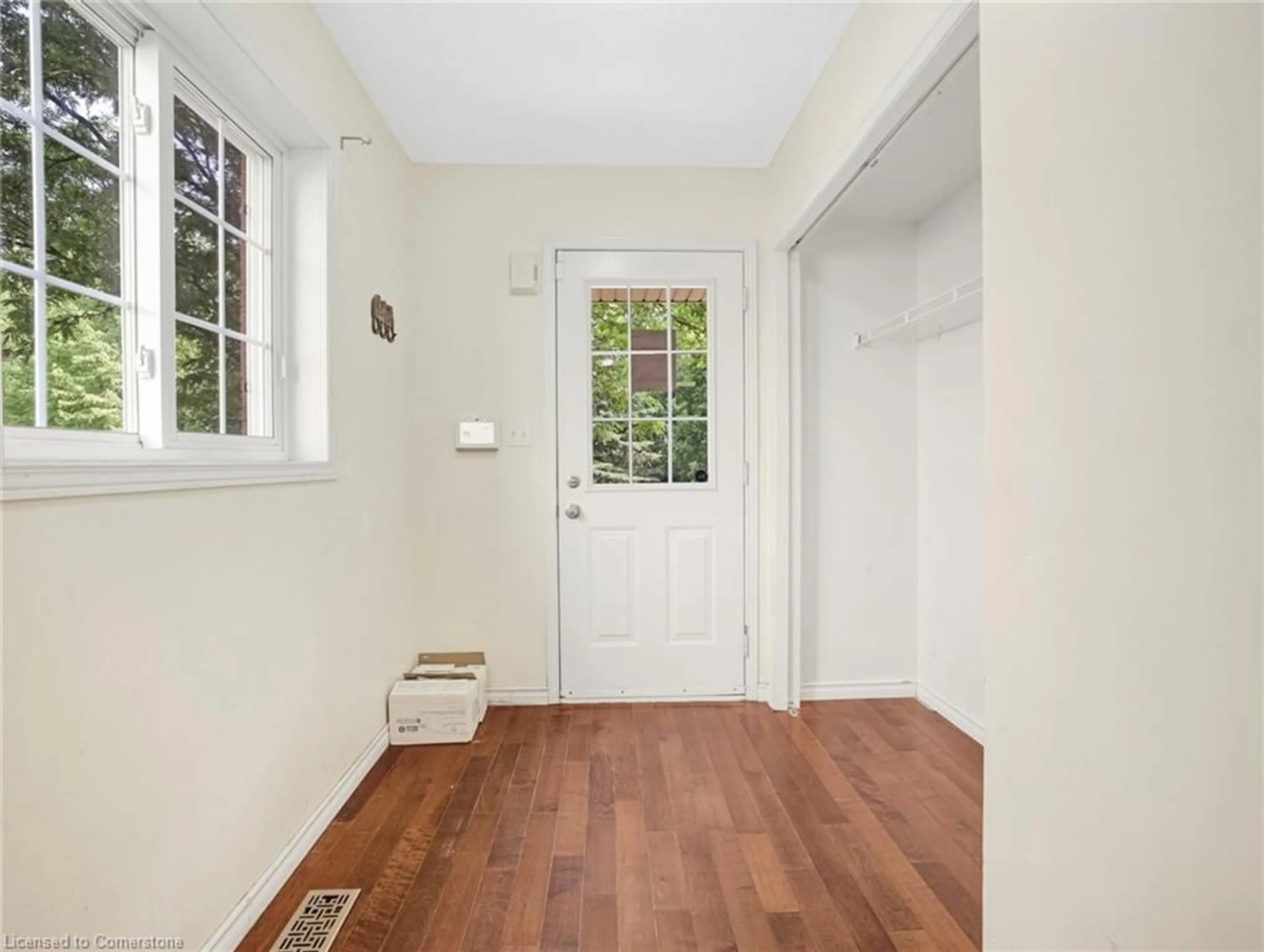 Indoor entryway for 169 Bismark Dr #33, Cambridge Ontario N2H 5S6