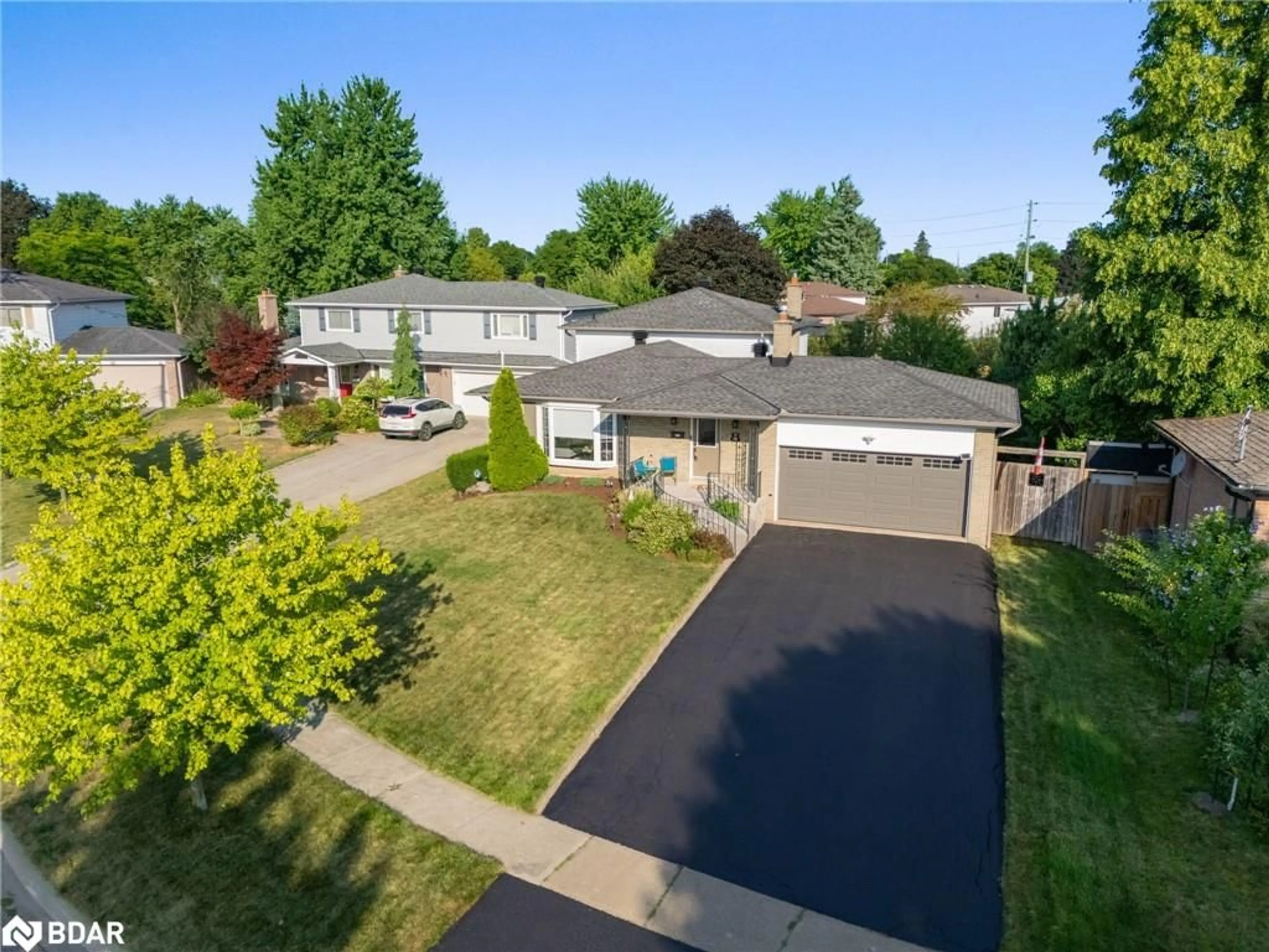 A pic from outside/outdoor area/front of a property/back of a property/a pic from drone, street for 8 Lucinda Pl, Georgetown Ontario L7G 1J9