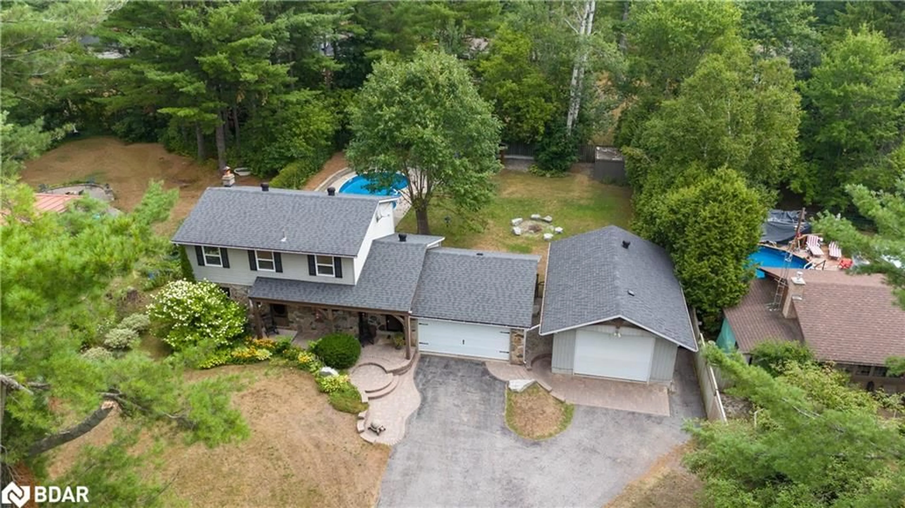 A pic from outside/outdoor area/front of a property/back of a property/a pic from drone, unknown for 31 Lawrence Ave, Minesing Ontario L9X 0W4