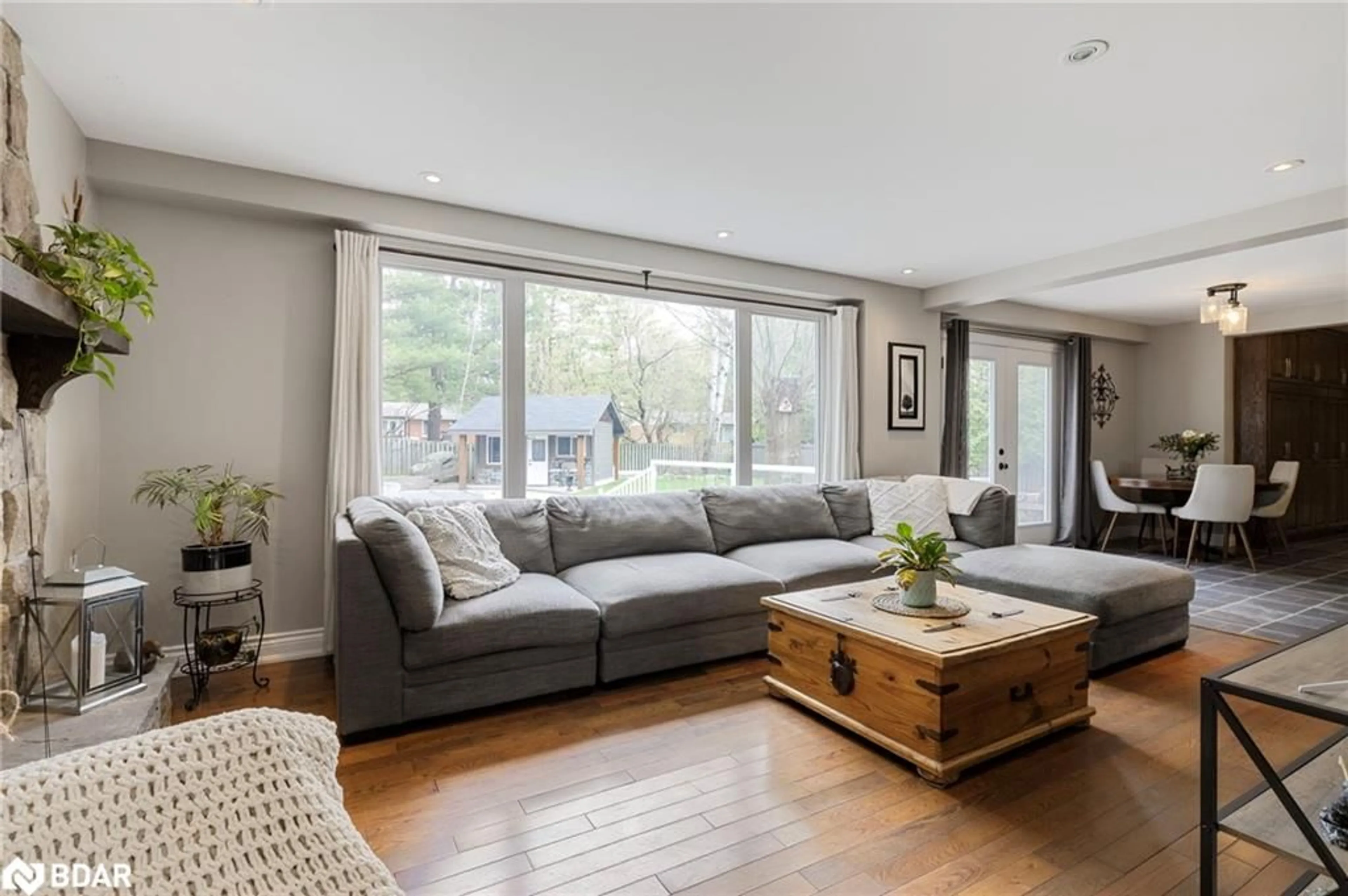 Living room with furniture, wood/laminate floor for 31 Lawrence Ave, Minesing Ontario L9X 0W4
