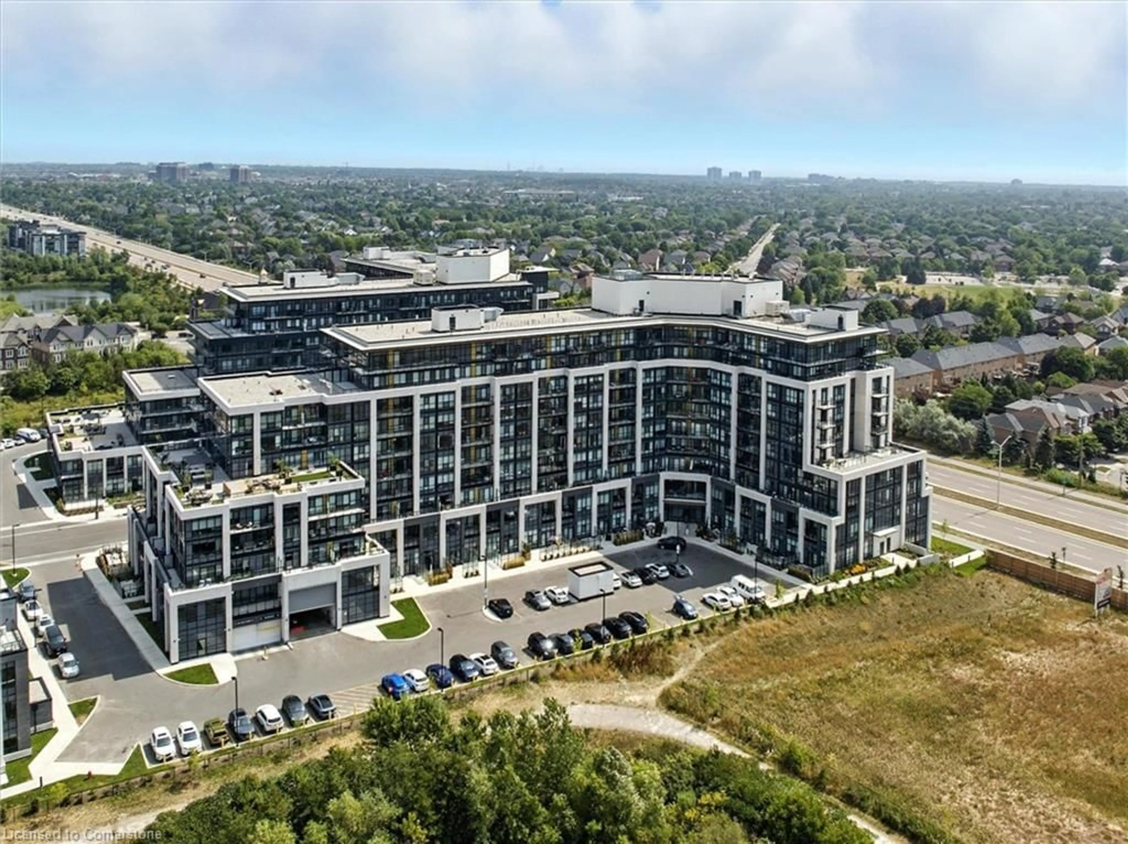 A pic from outside/outdoor area/front of a property/back of a property/a pic from drone, building for 405 Dundas Street St #PH06, Oakville Ontario L6M 4M2