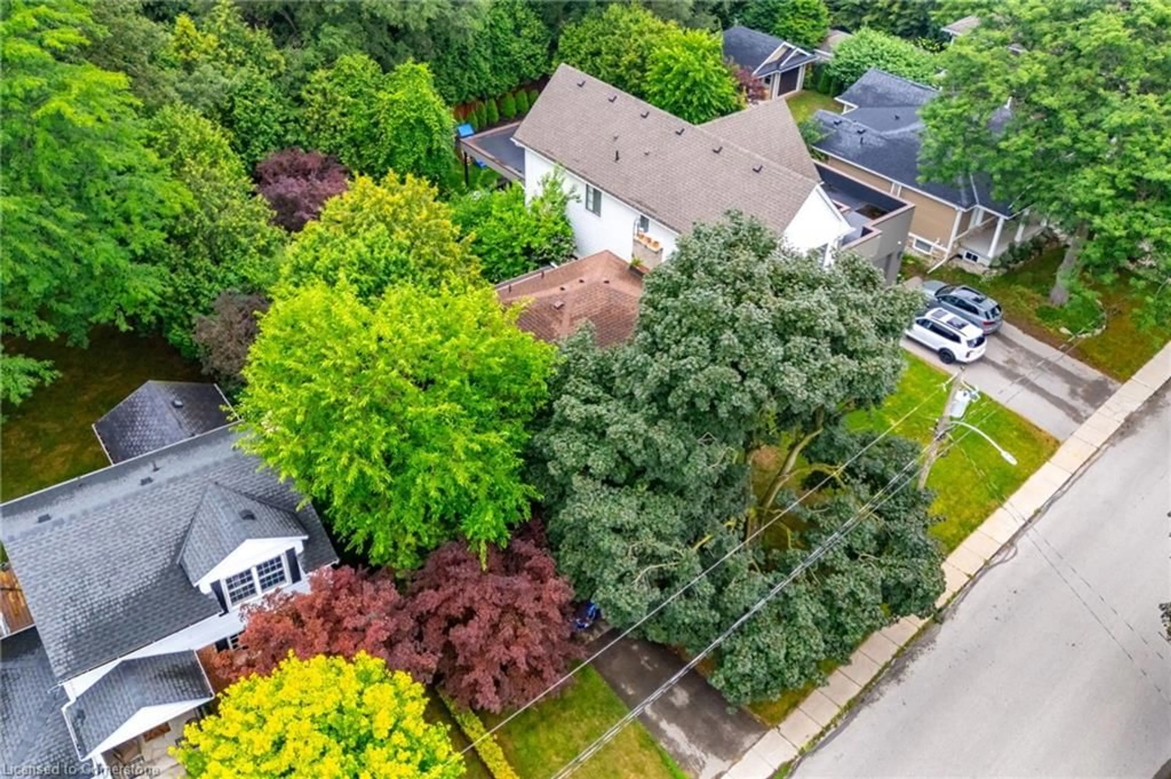 A pic from outside/outdoor area/front of a property/back of a property/a pic from drone, street for 626 George St, Burlington Ontario L7R 2V7