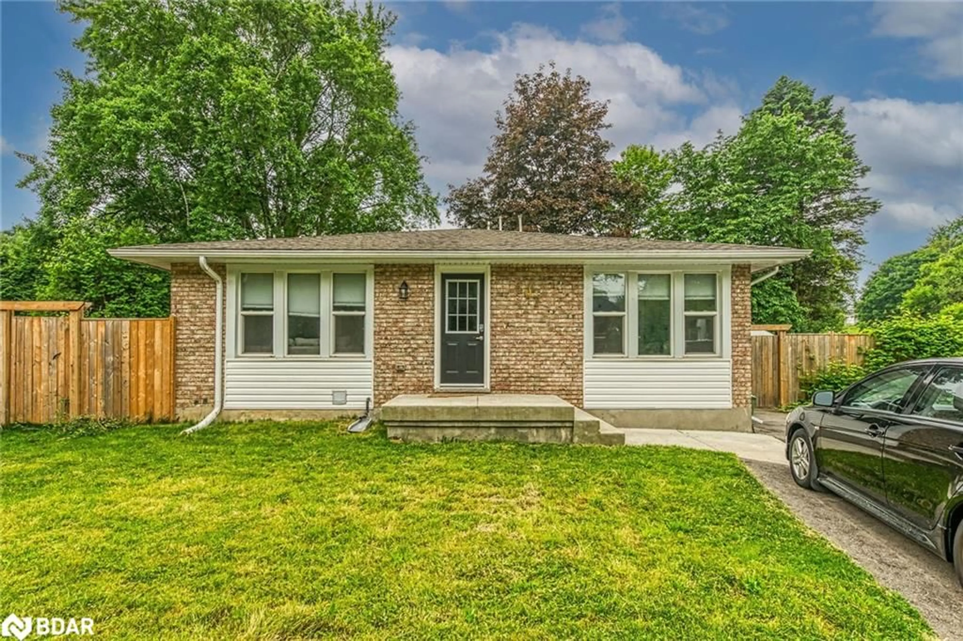 Home with vinyl exterior material, street for 407 Castlegrove Pl, London Ontario N6G 1L1