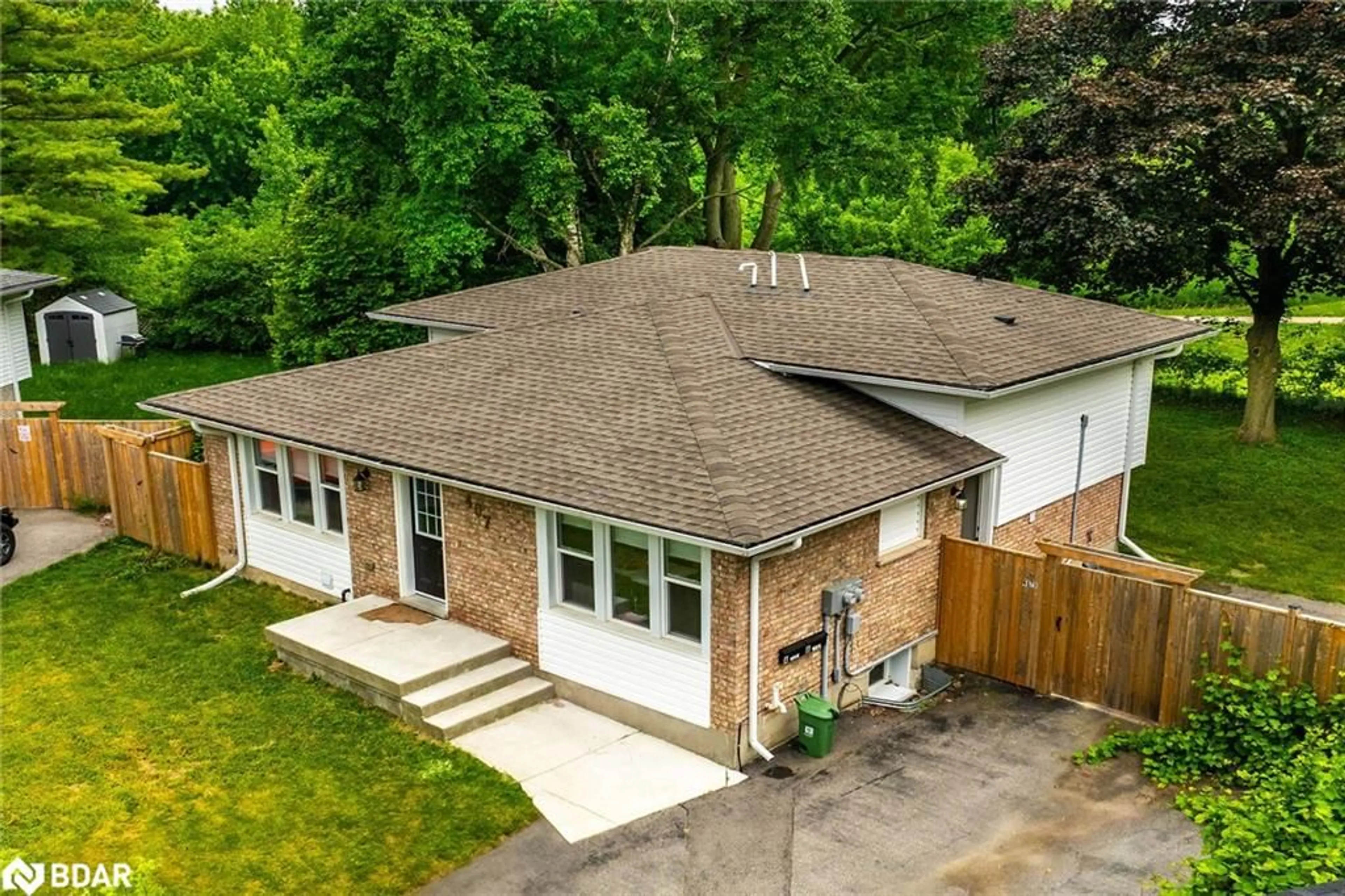A pic from outside/outdoor area/front of a property/back of a property/a pic from drone, street for 407 Castlegrove Pl, London Ontario N6G 1L1