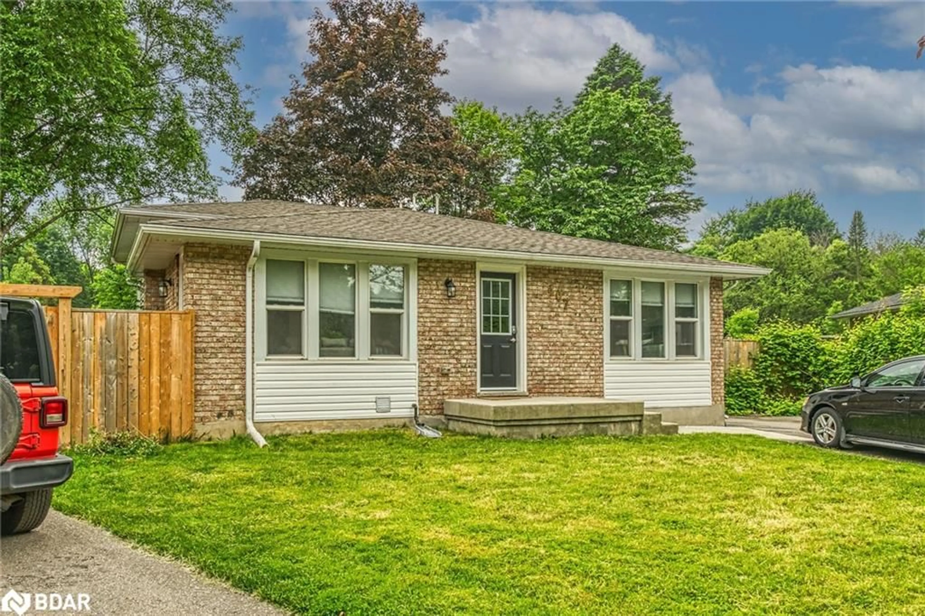 Home with vinyl exterior material, street for 407 Castlegrove Pl, London Ontario N6G 1L1
