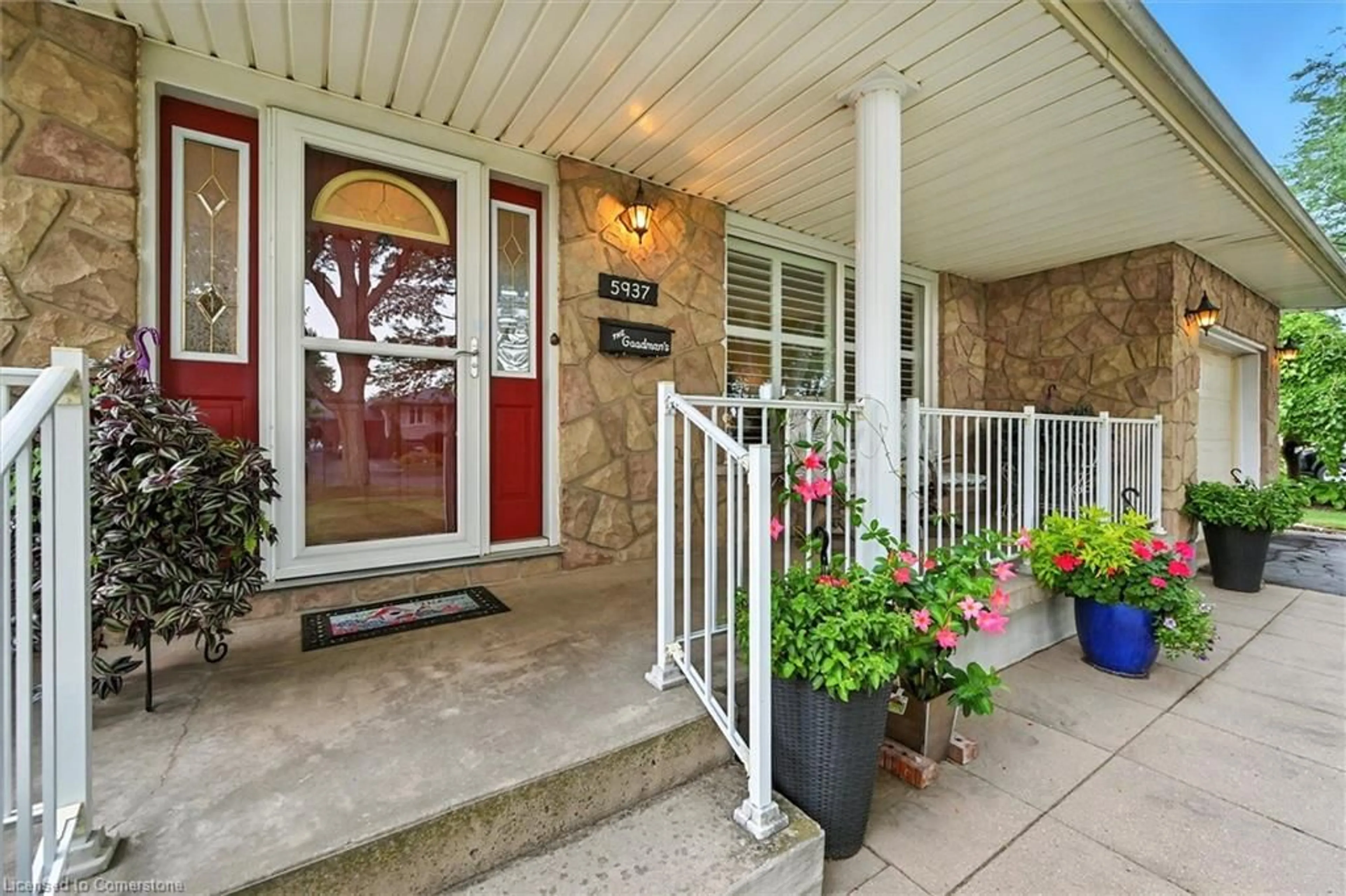 Indoor entryway for 5937 Saint Anthony Cres, Niagara Falls Ontario L2J 3X5
