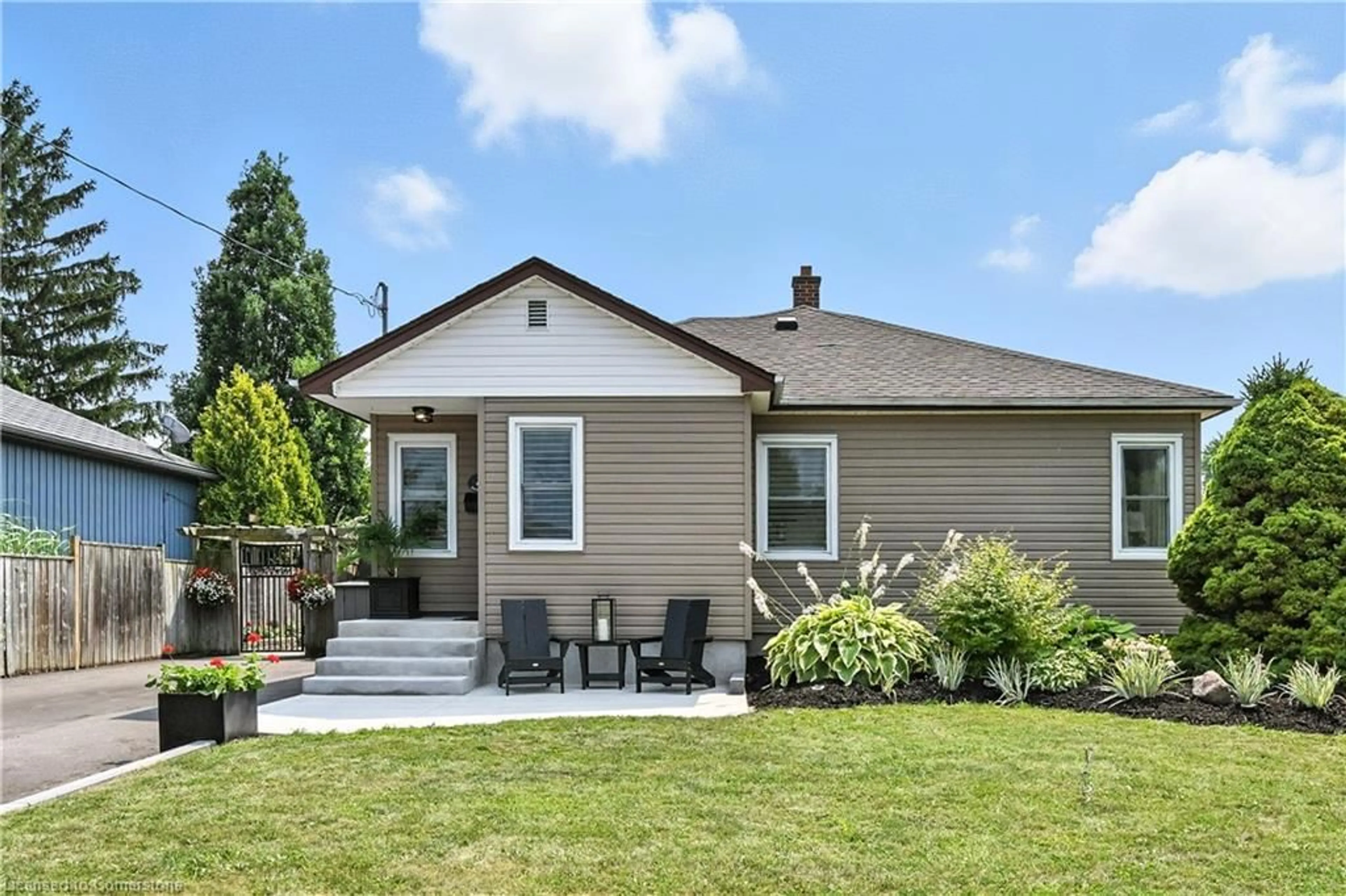 Home with vinyl exterior material, street for 4 Glenview Ave, St. Catharines Ontario L2N 2Z6