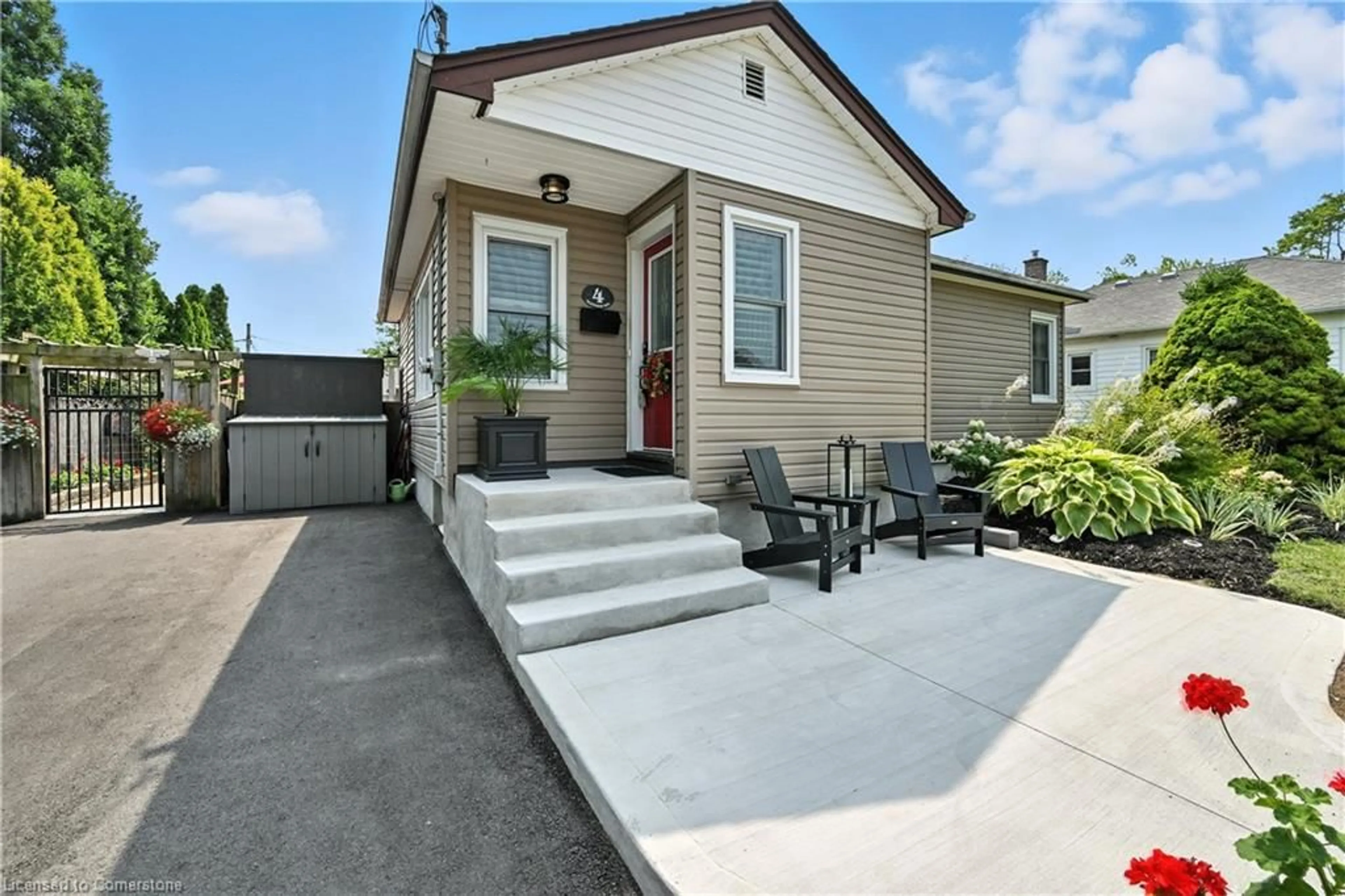 Home with vinyl exterior material, street for 4 Glenview Ave, St. Catharines Ontario L2N 2Z6