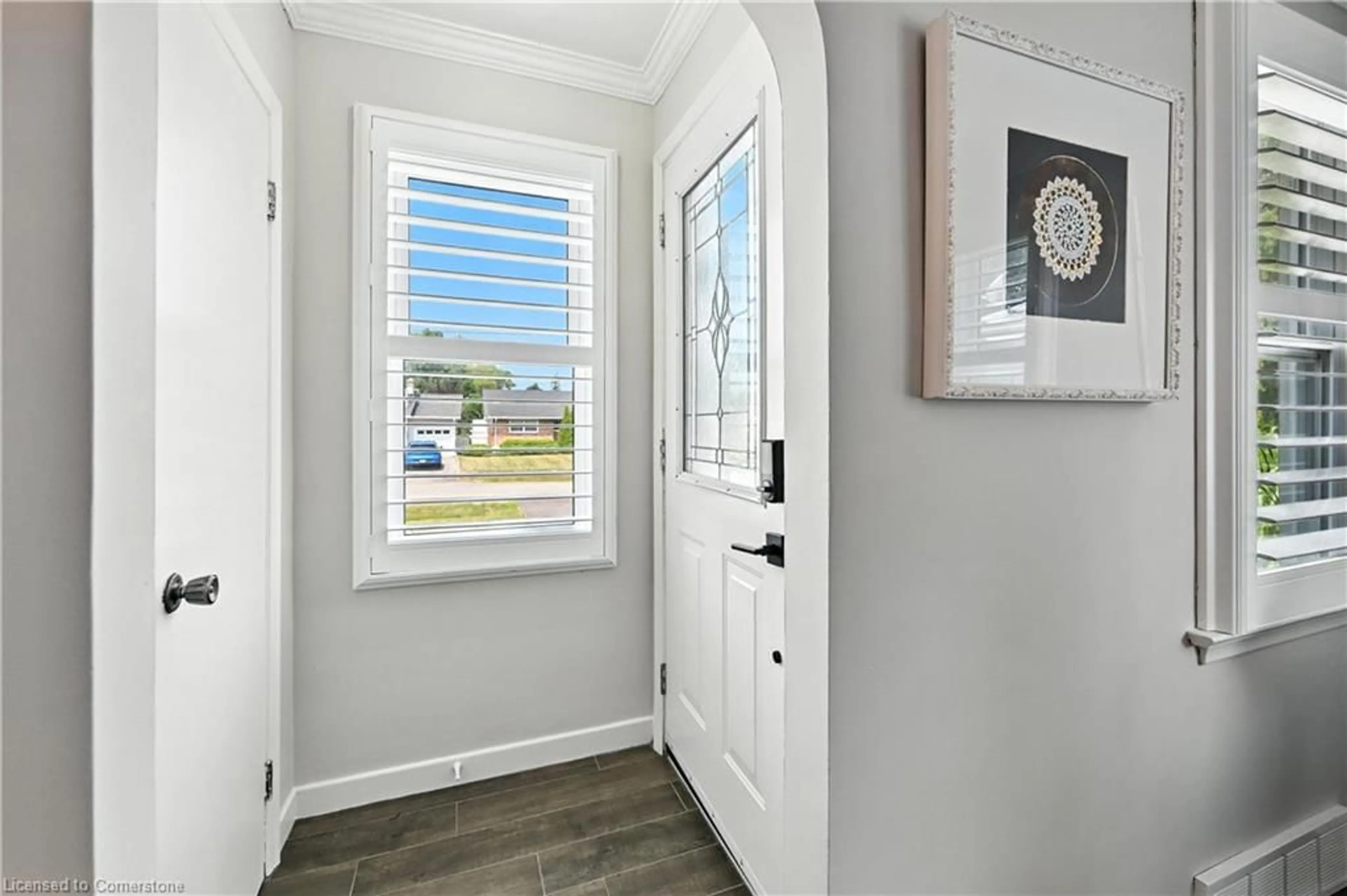 Indoor entryway for 4 Glenview Ave, St. Catharines Ontario L2N 2Z6