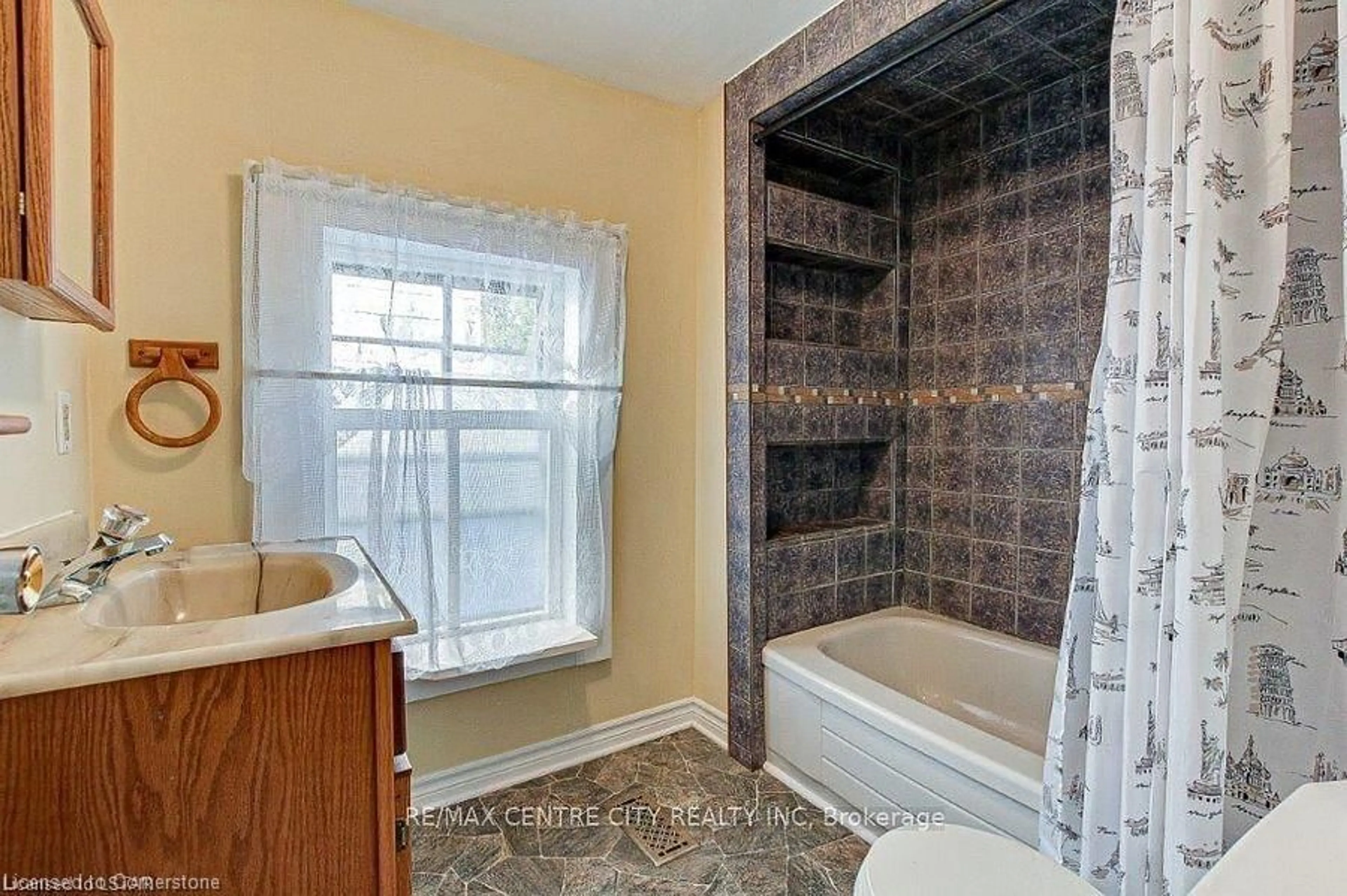 Standard bathroom, ceramic/tile floor for 279 Charlotte St, Port Stanley Ontario N5L 1A8