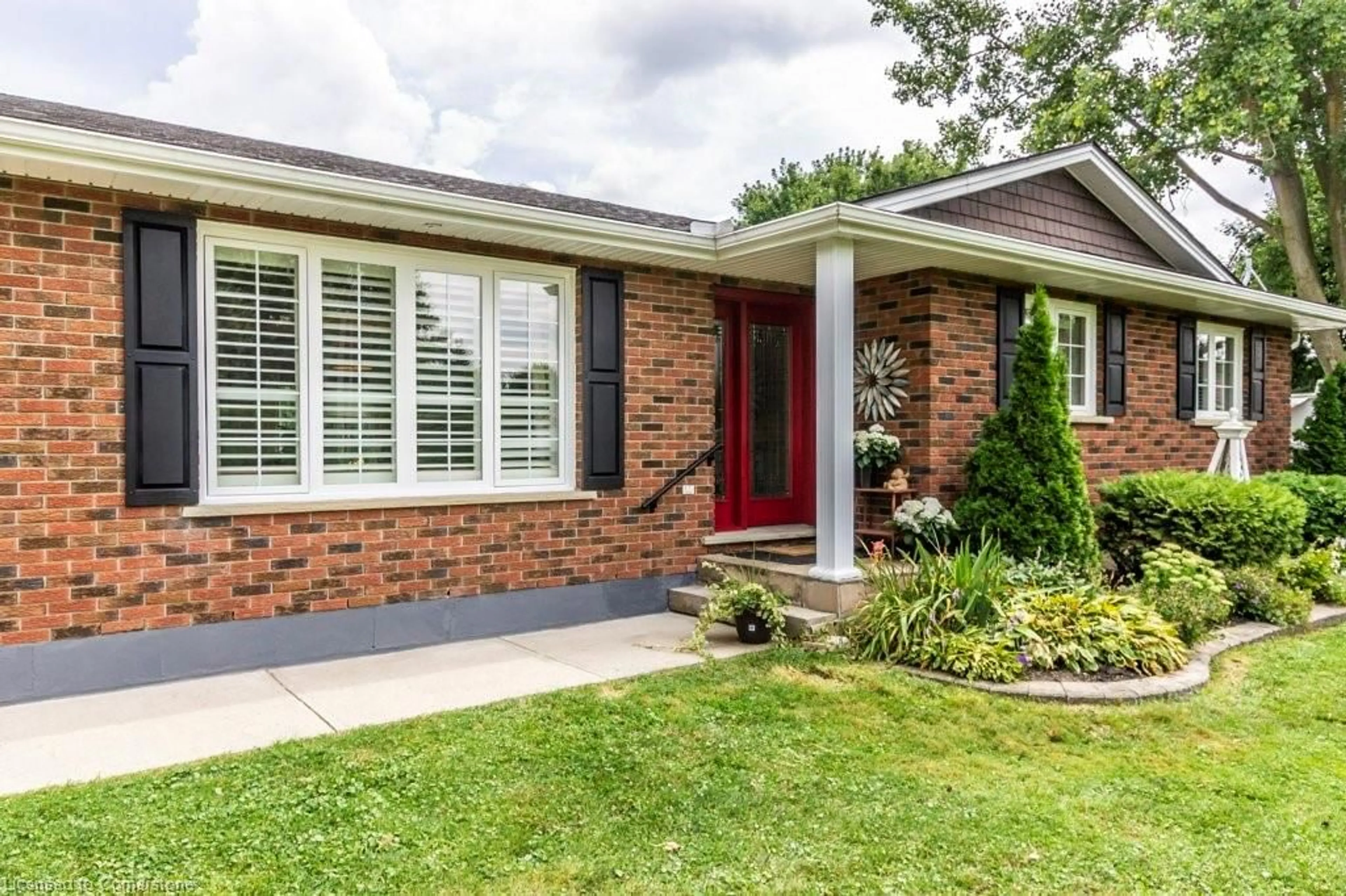 Home with brick exterior material, street for 32 Burlington St, Harrisburg Ontario N3L 3E1