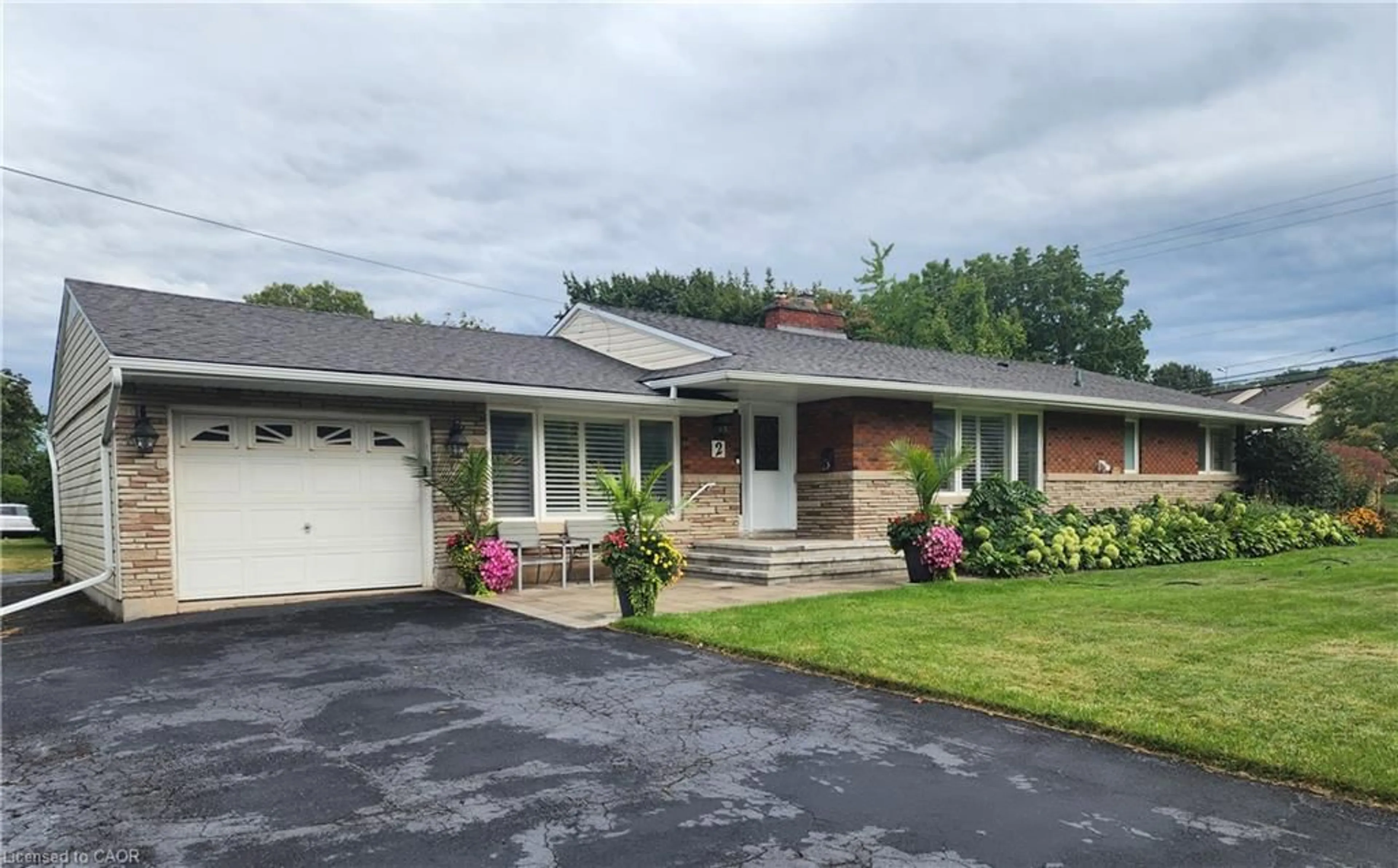 Home with brick exterior material, street for 2 Lynnwood Ave, Grimsby Ontario L3M 2X6
