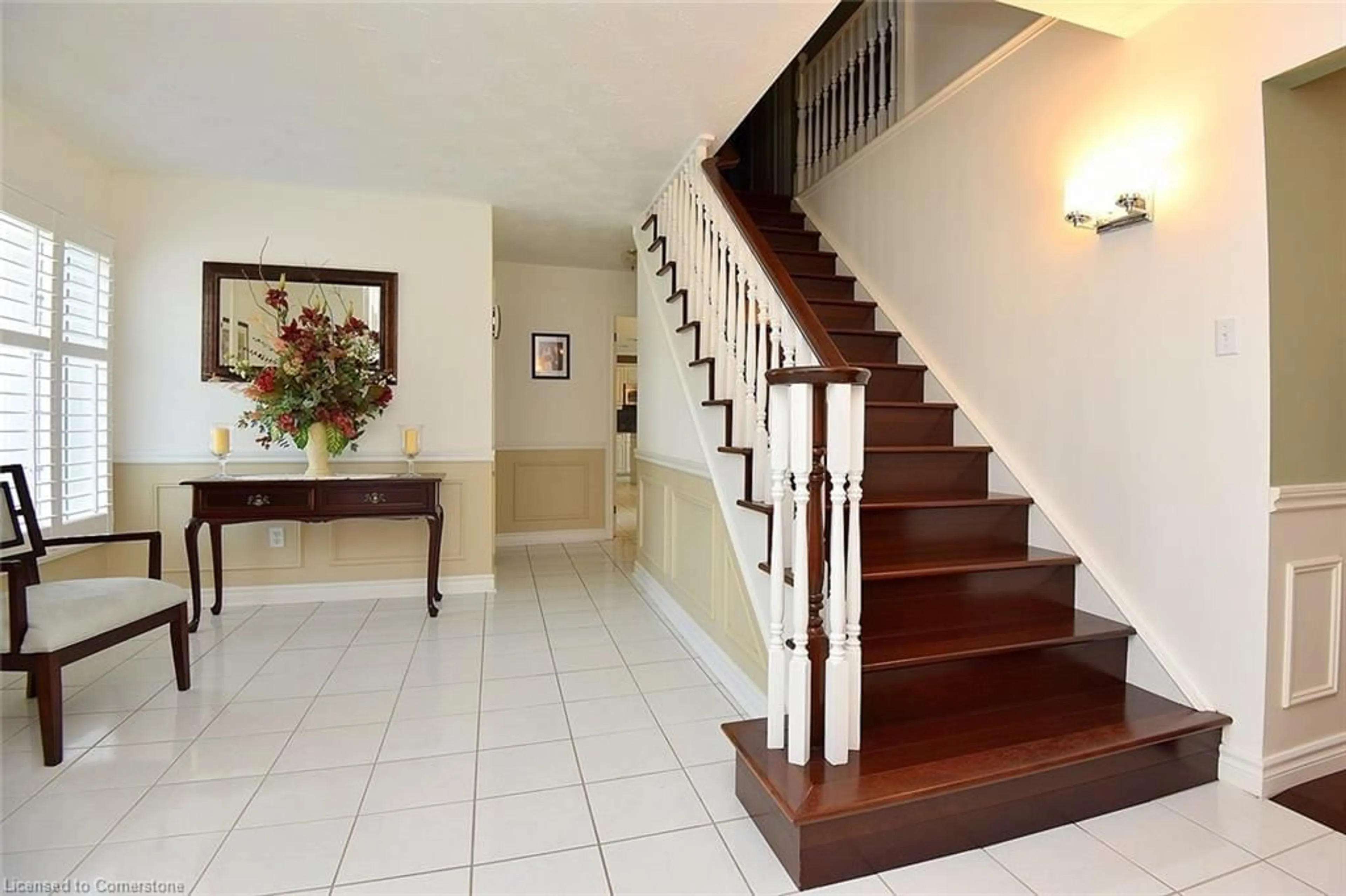 Indoor foyer for 111 St Andrews Dr, Brantford Ontario N3T 6H4